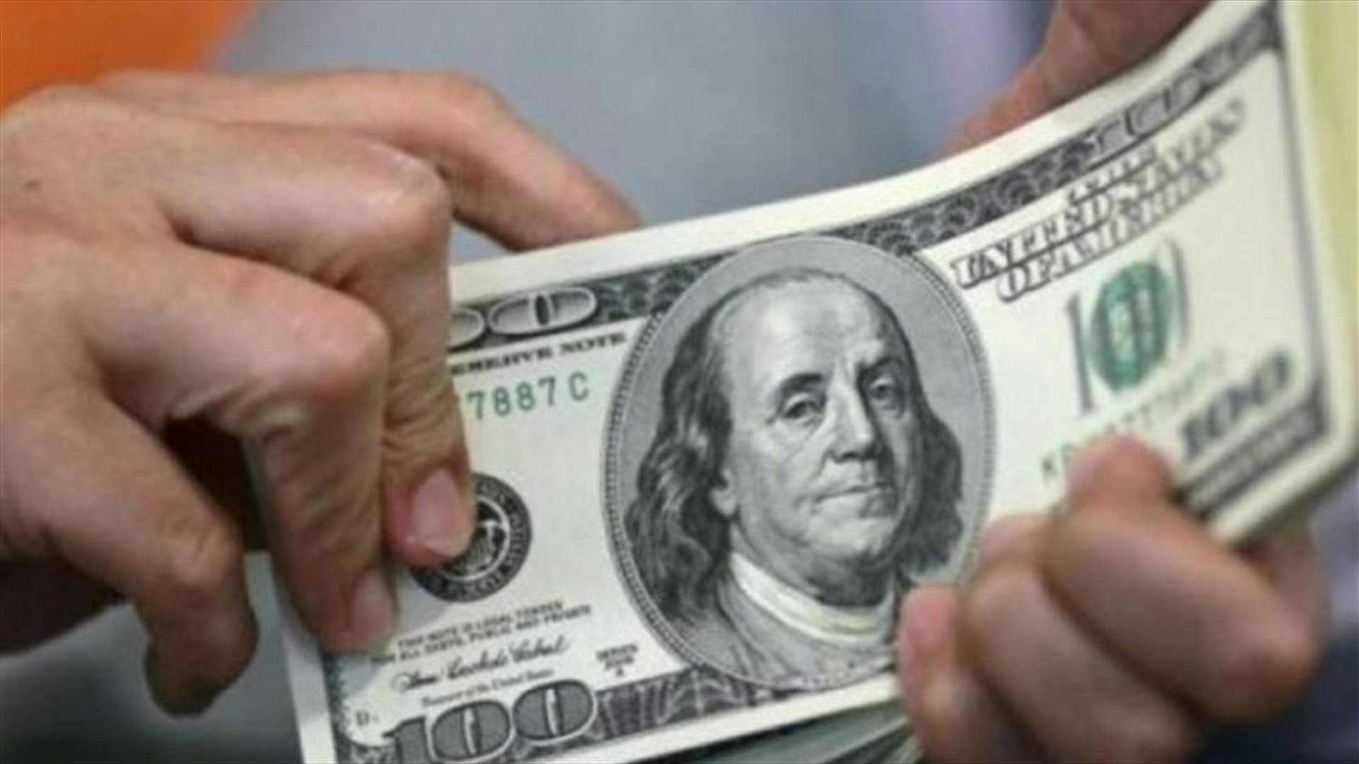 الدولار يتعافى من أضرار مساءلة ترامب... وتوترات التجارة تضغط على العملة