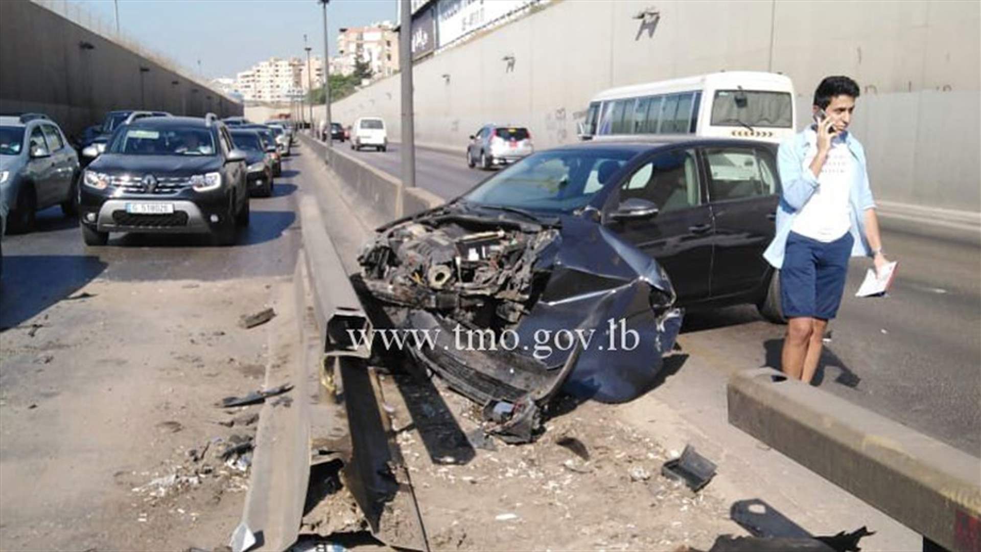 اصطدام مركبة بالفاصل الحديدي على اوتوستراد بيروت - خلدة (صور)