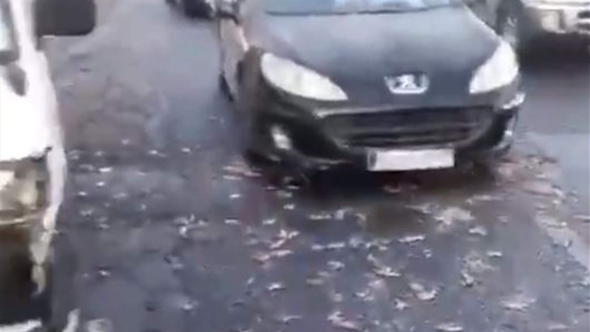 تناثر بقايا دجاج على طريق المنية ... انزلاقات وحادث سير (فيديو)