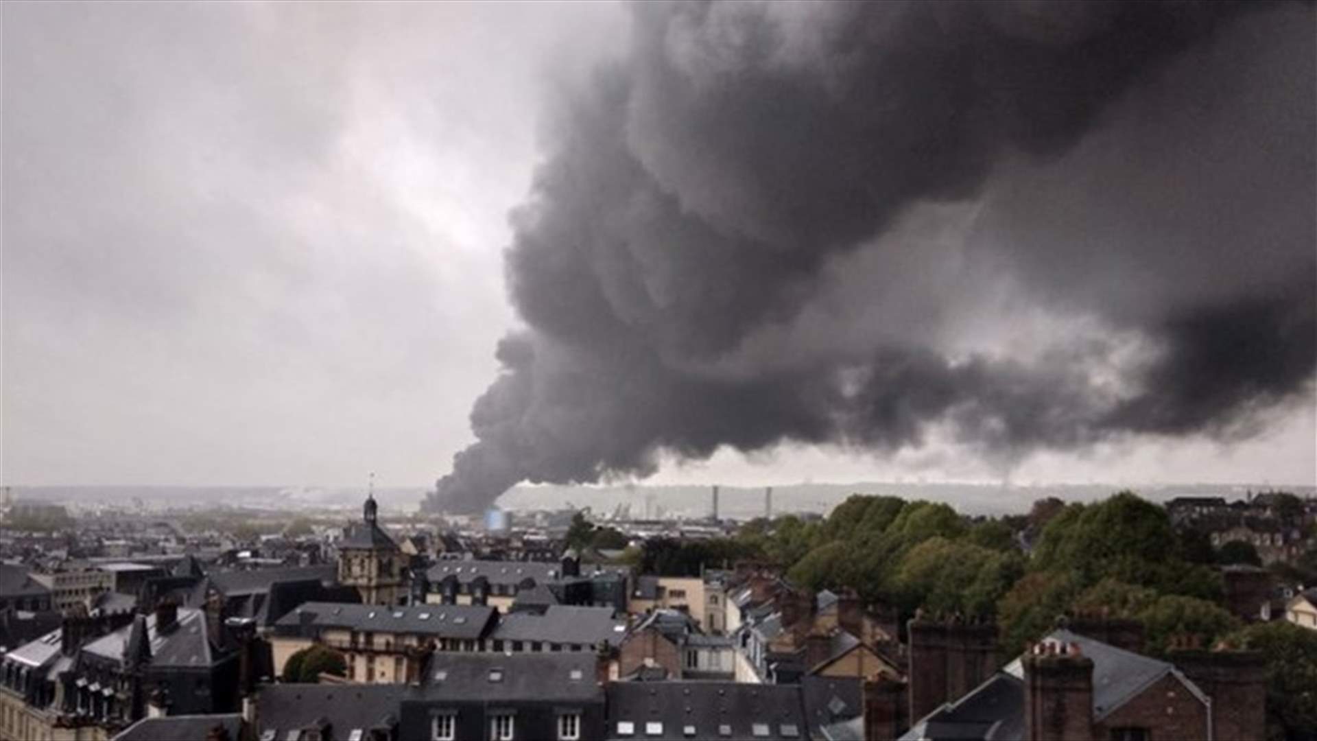 حريق كبير في مدينة روان الفرنسية...والسلطات تطلب من السكان البقاء في منازلهم (فيديو)