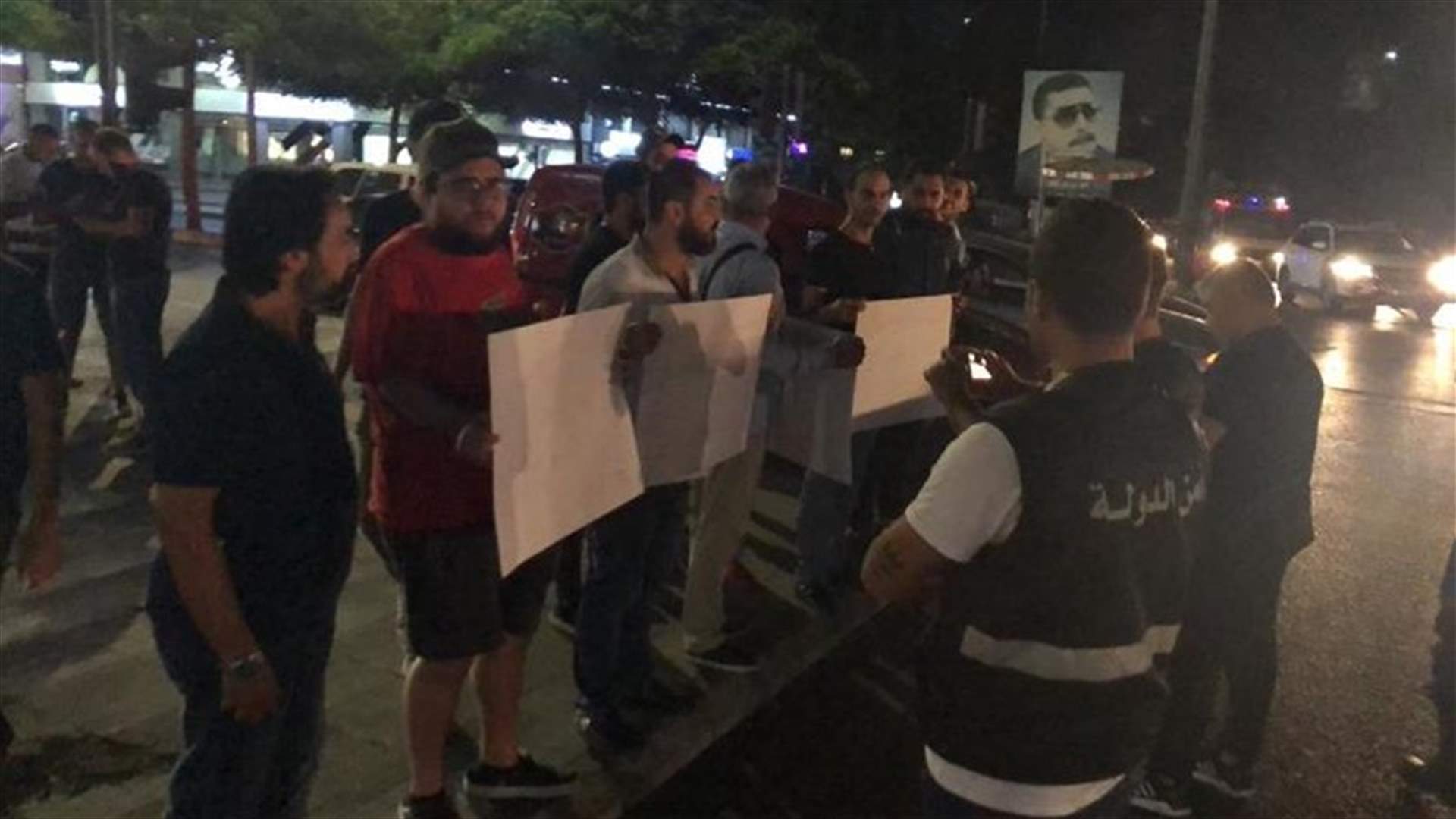 وقفة احتجاجية نتيجة تردي الاوضاع الاقتصادية ودعوات للنزول الى الشارع في عدد من المناطق (صورة)