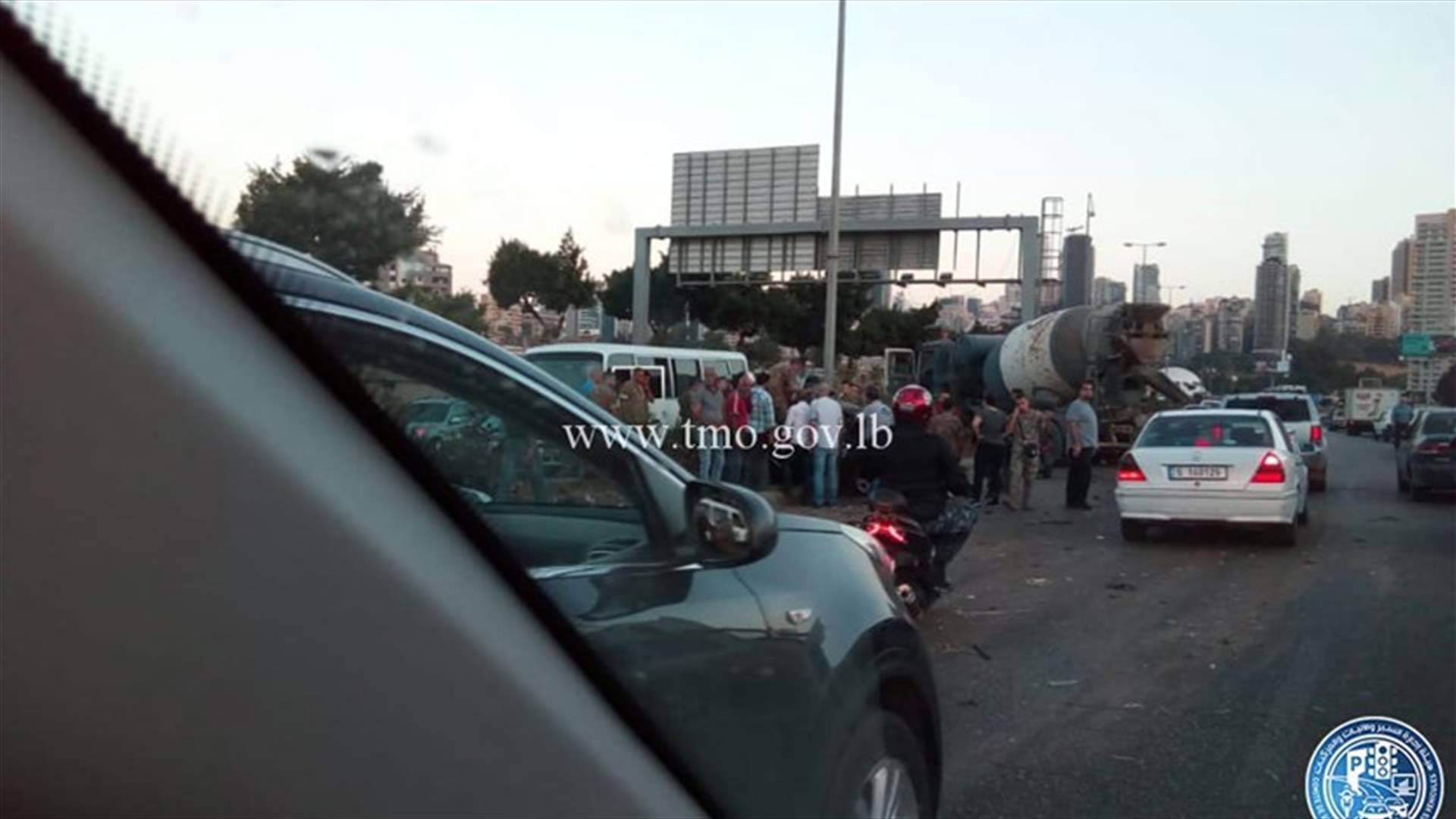 حادث بين 4 مركبات على اوتوستراد الرئيس لحود... وسقوط اصابات
