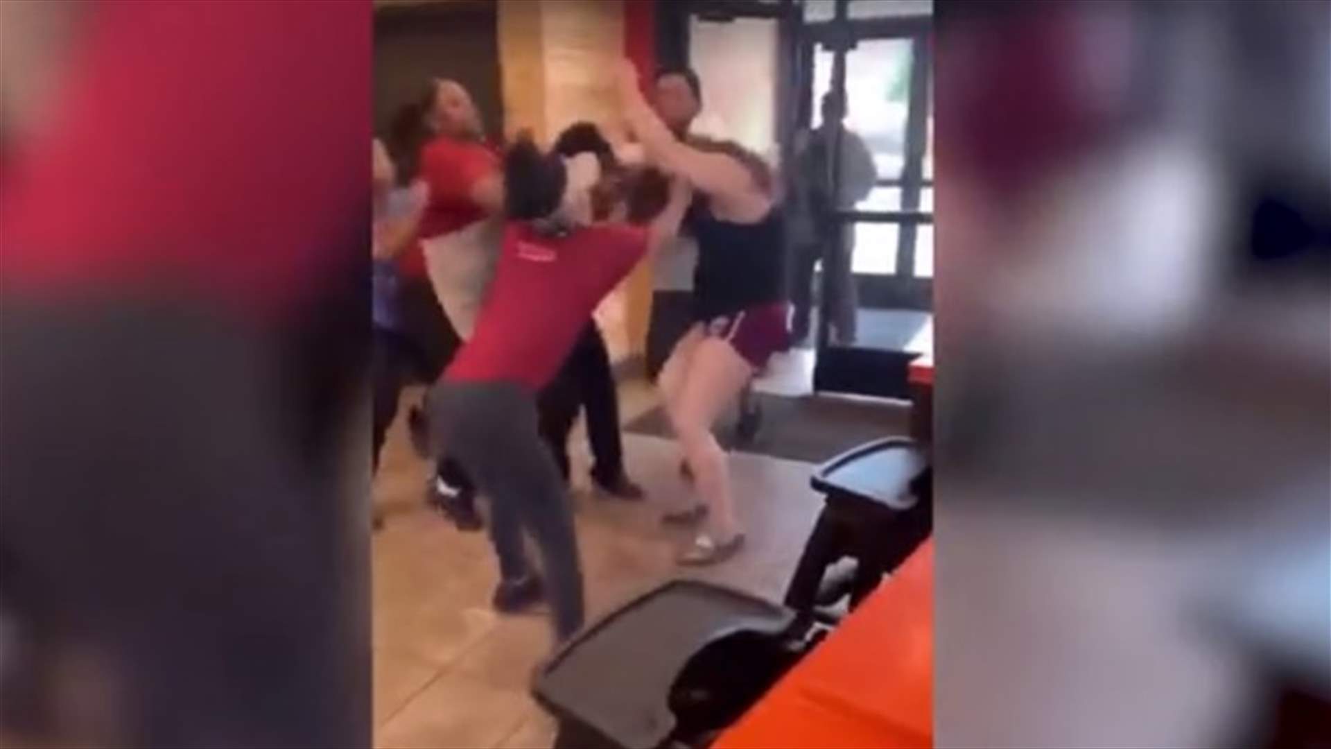 شجار عنيف بين امرأة وموظفة في مطعم للوجبات السريعة... فيديو وثّق ما حصل!