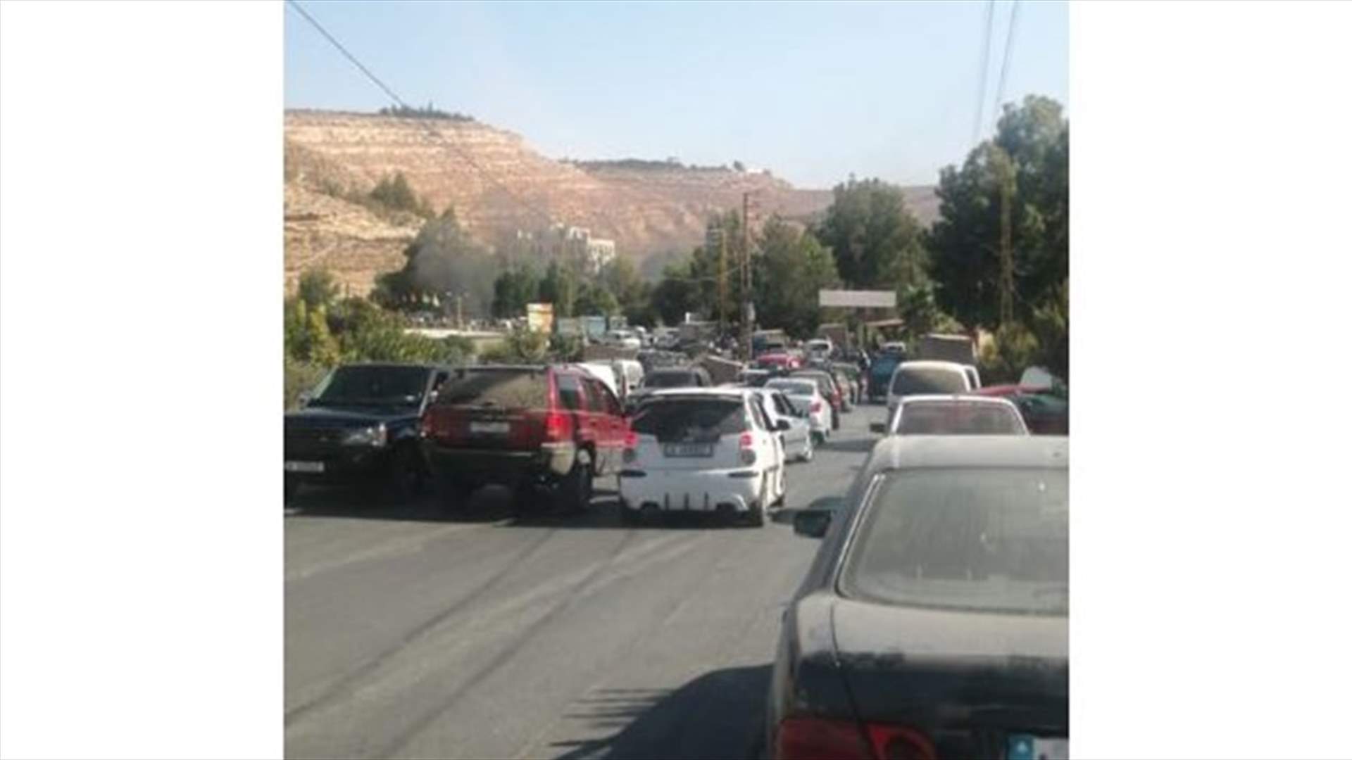 سائقو نقل الخضار قطعوا الطريق العام في جسر العاصي...