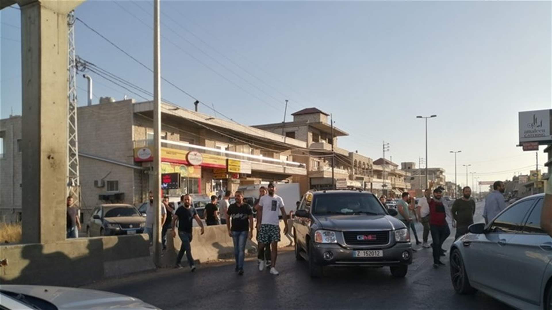 قطع طريق الفرزل احتجاجًا على الأوضاع المعيشية (صورة)