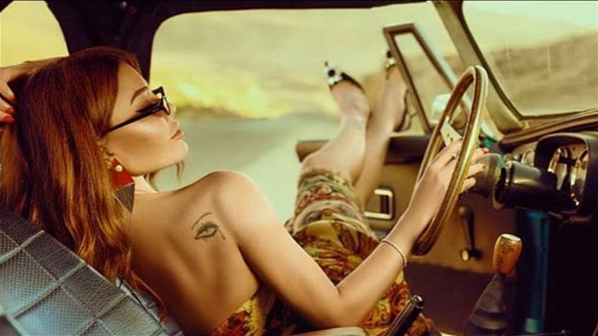 هيفاء وهبي تستمع لإليسا في سيارتها وتغنّي "سهرنا يا ليل" (فيديو)