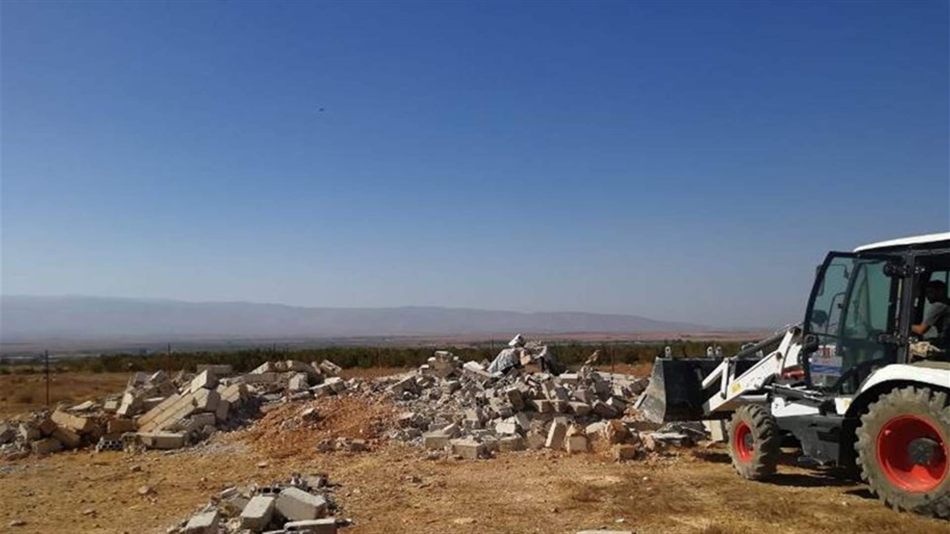 في القاع... هدم أبنية مخالفة شيدها سوريون نازحون على ارض البلدية