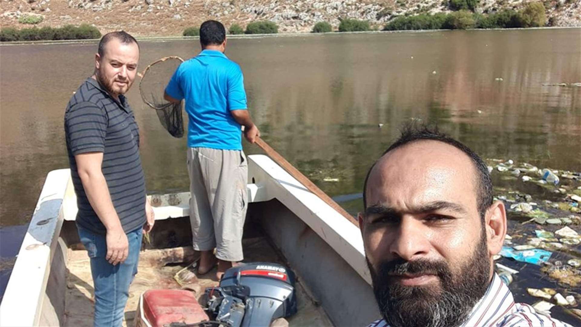 إنزال زورقين في بحيرات عيون السمك لاغراض علمية