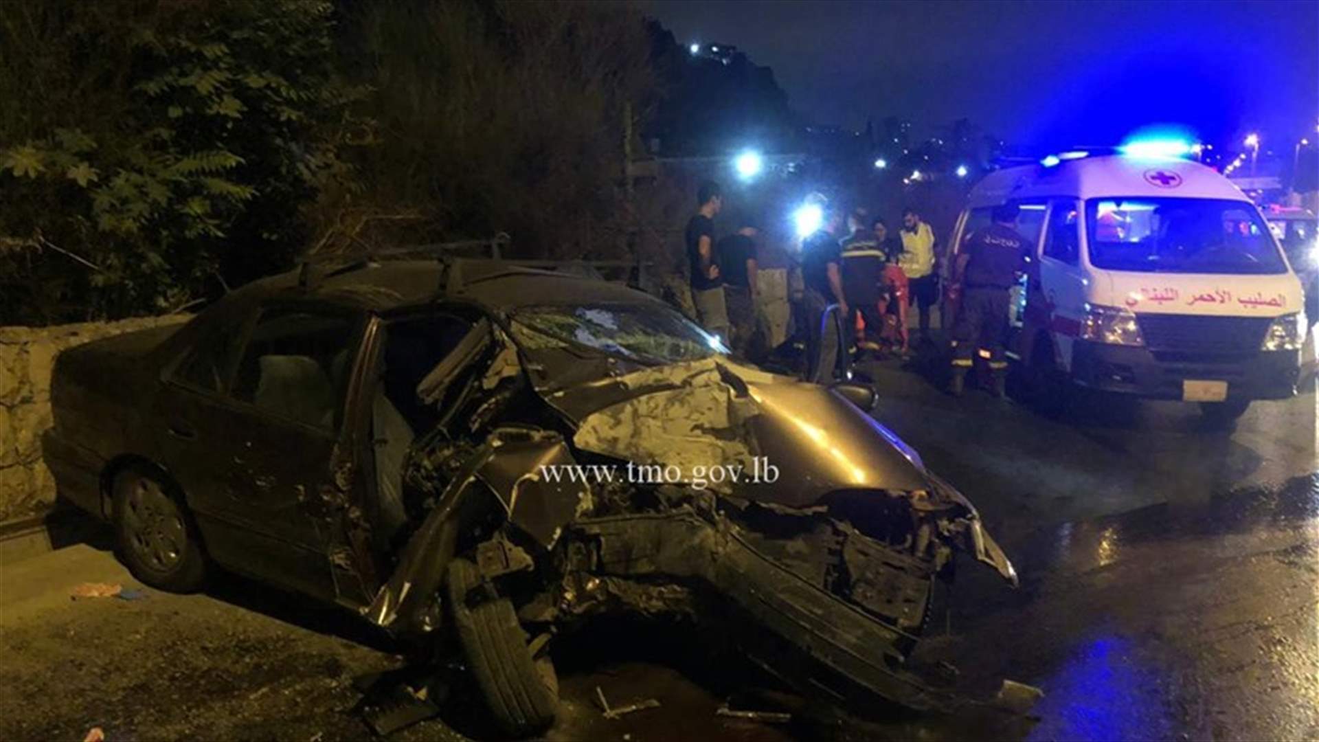 جريحان نتيجة اصطدام سيارة بالحائط أول المتن السريع... وتسرّب الزيت في المحلة (صور)