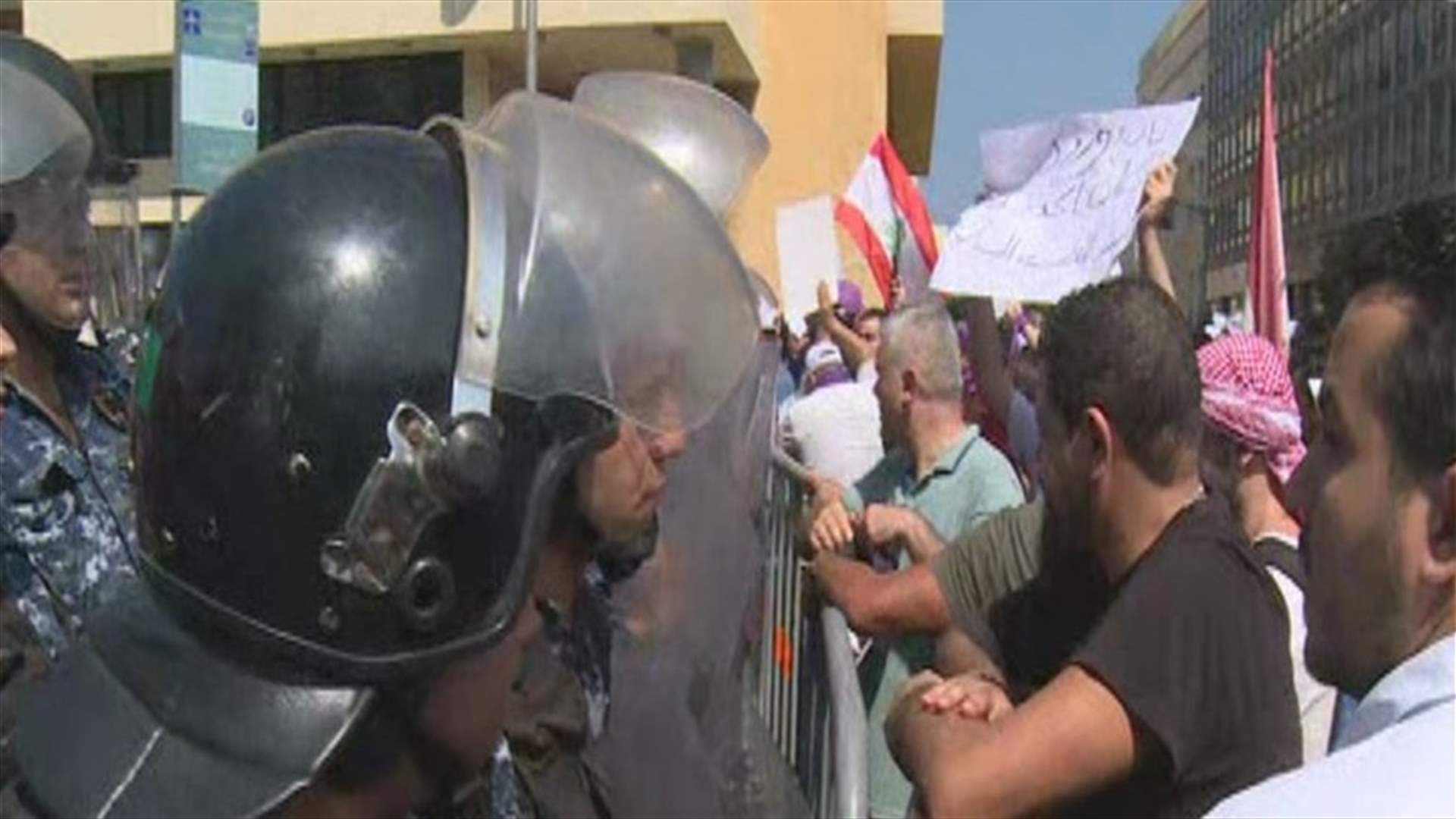 تدافع لدقائق بين المتظاهرين والقوى الامنية وسط بيروت.. (صور)