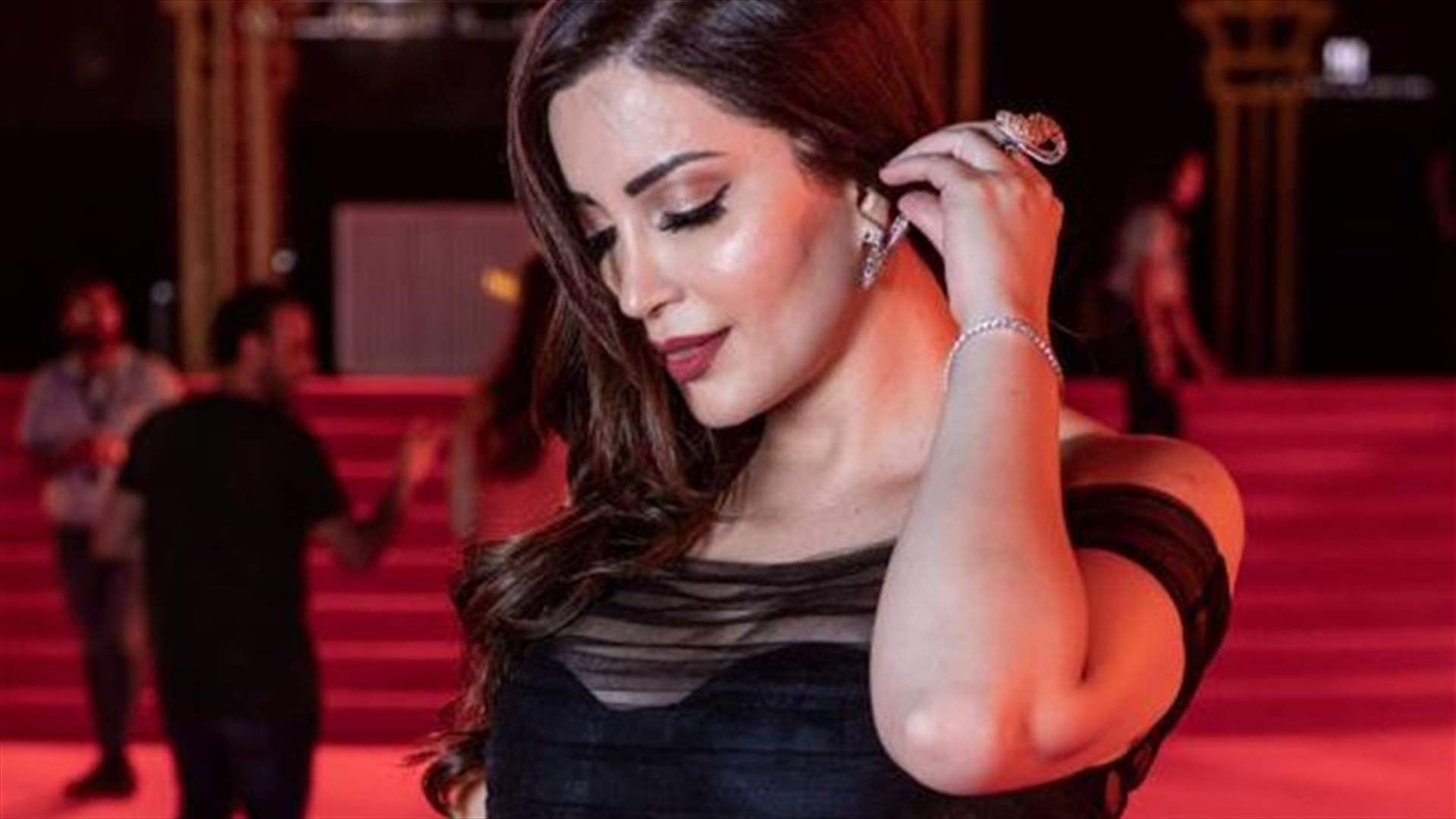 نسرين طافش تتعرّض لموقفٍ لا تُحسد عليه في مهرجان &quot;الجونة&quot;... تطاير فستانها أمام المصورين