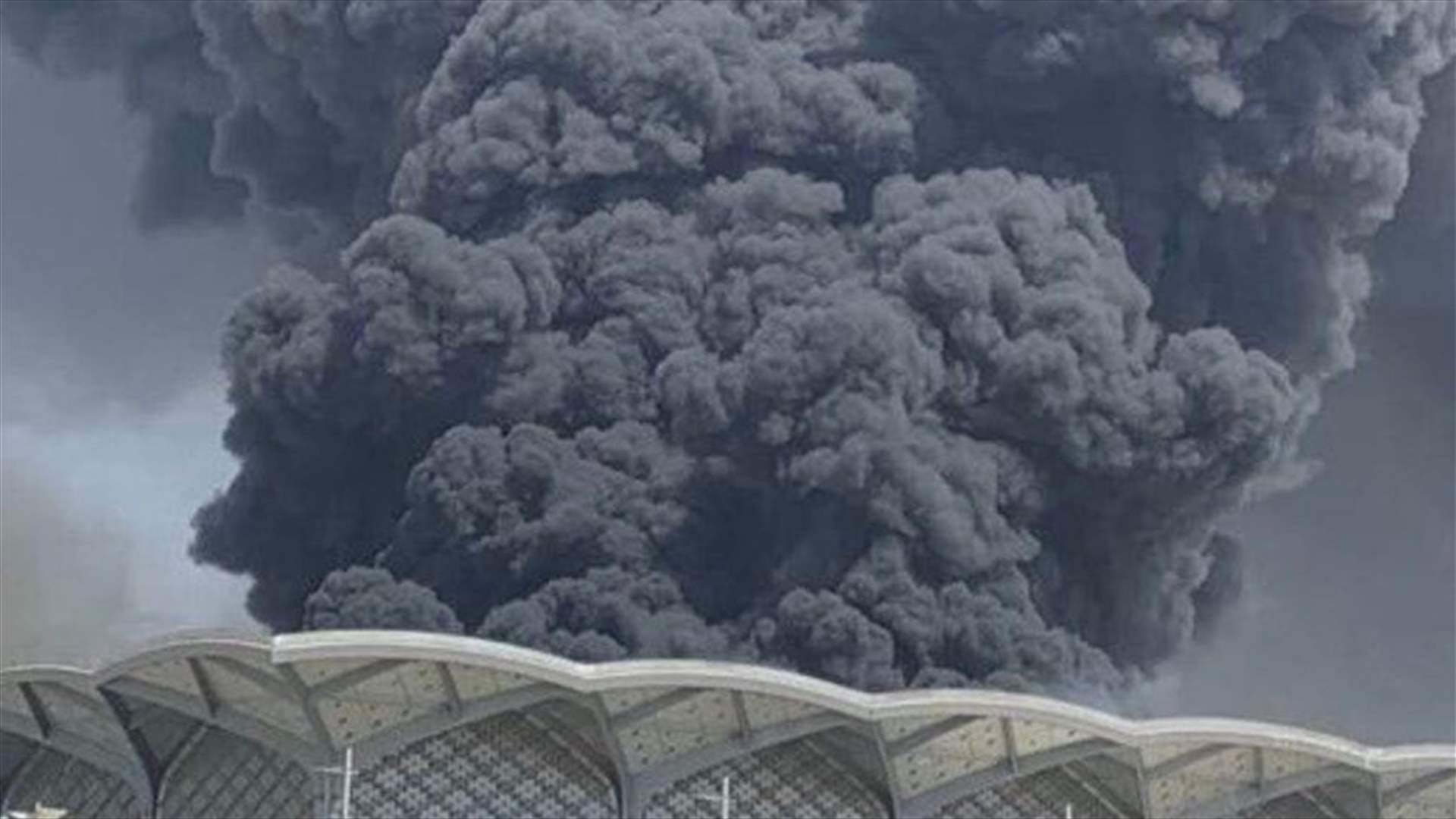 فيديو يظهر سحب الدخان المتصاعدة من حريق محطة قطار الحرمين بالسعودية