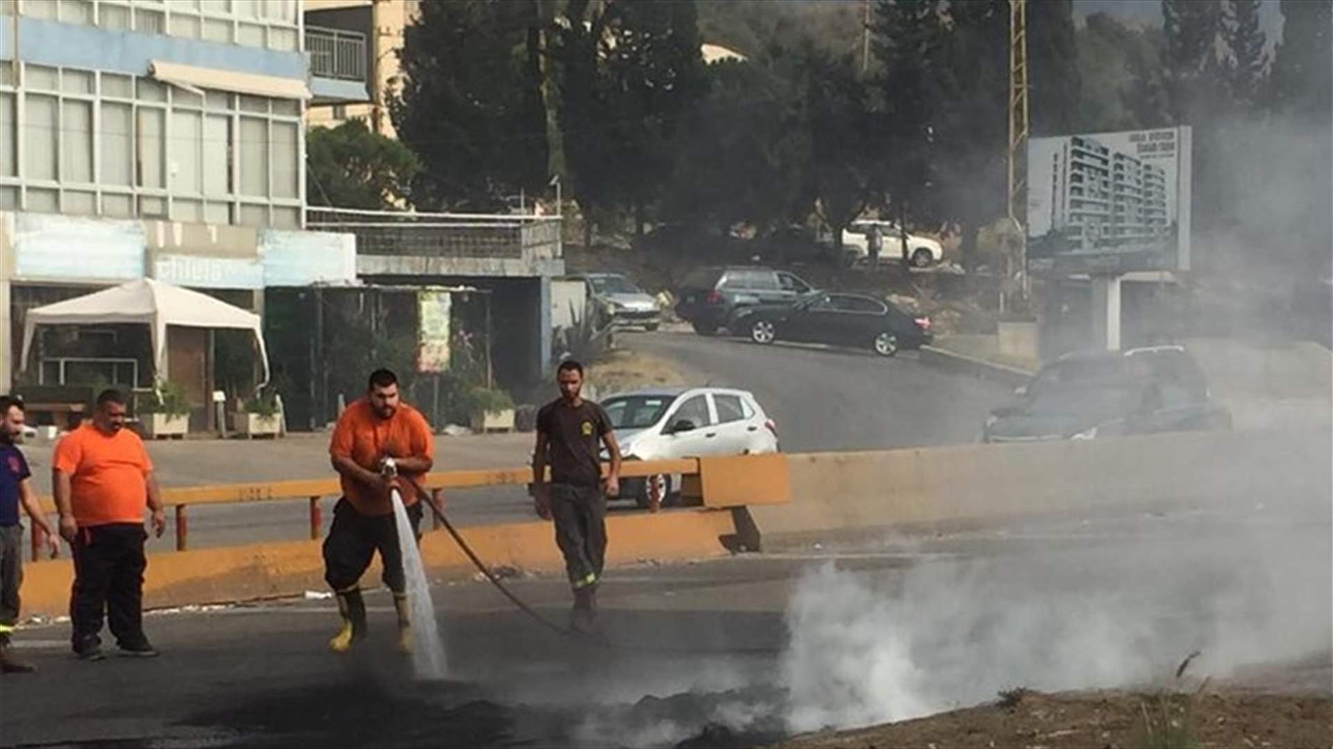 اخماد حريق الاطارات على اوتوستراد طبرجا (صور)