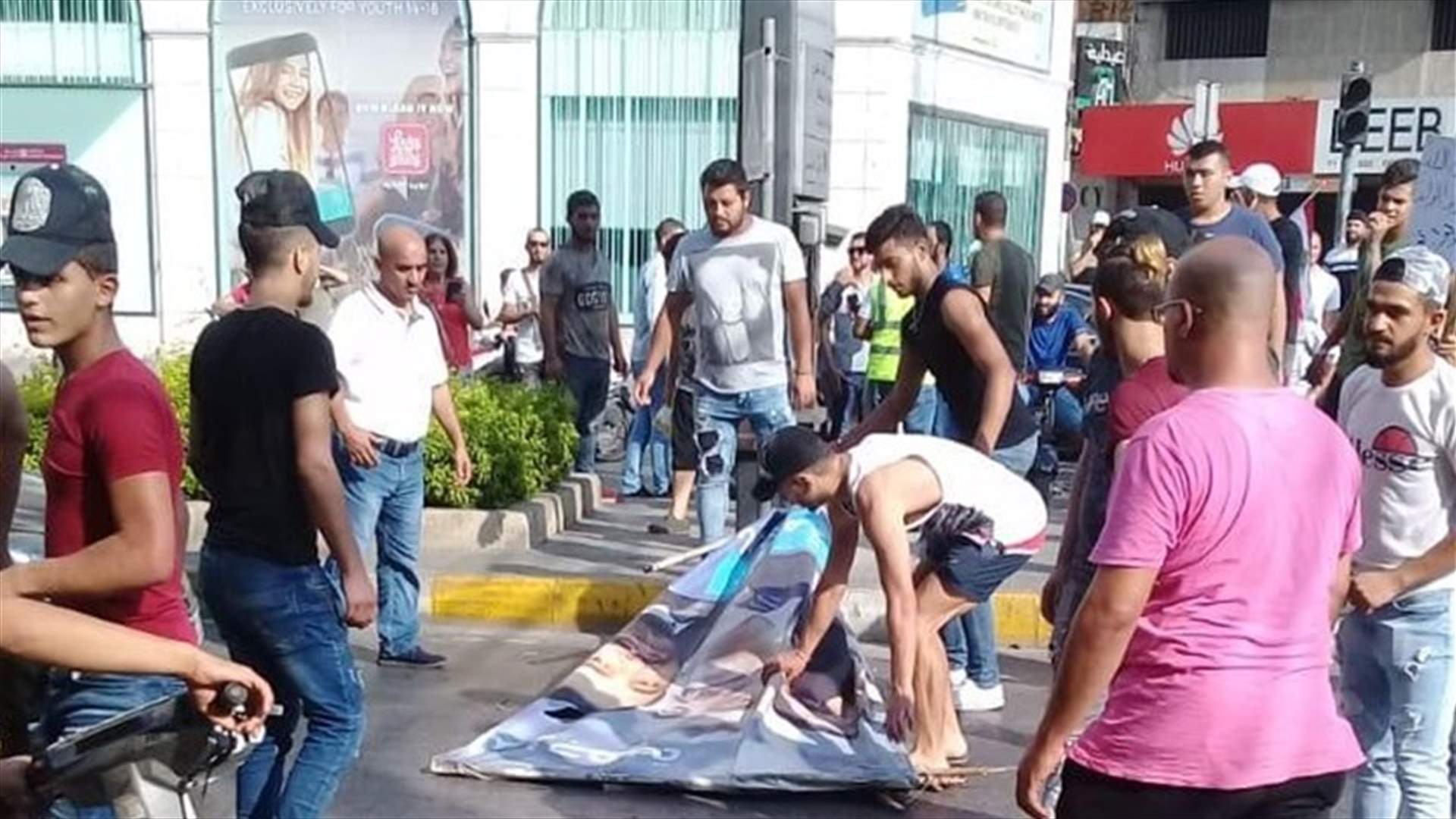 متظاهرون يحرقون صورة الحريري في طرابلس... (فيديو)