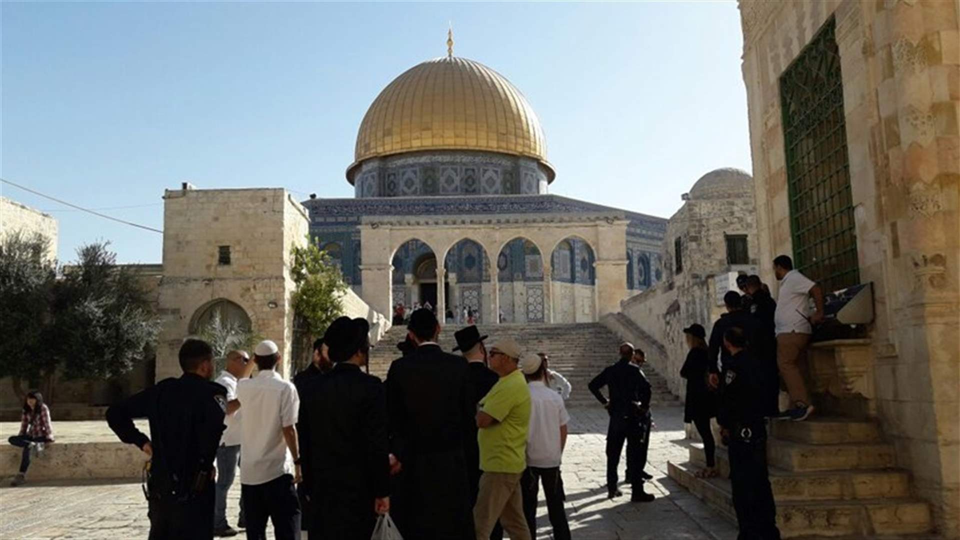 أكثر من 100 مستوطن اسرائيلي اقتحموا ساحات المسجد الأقصى
