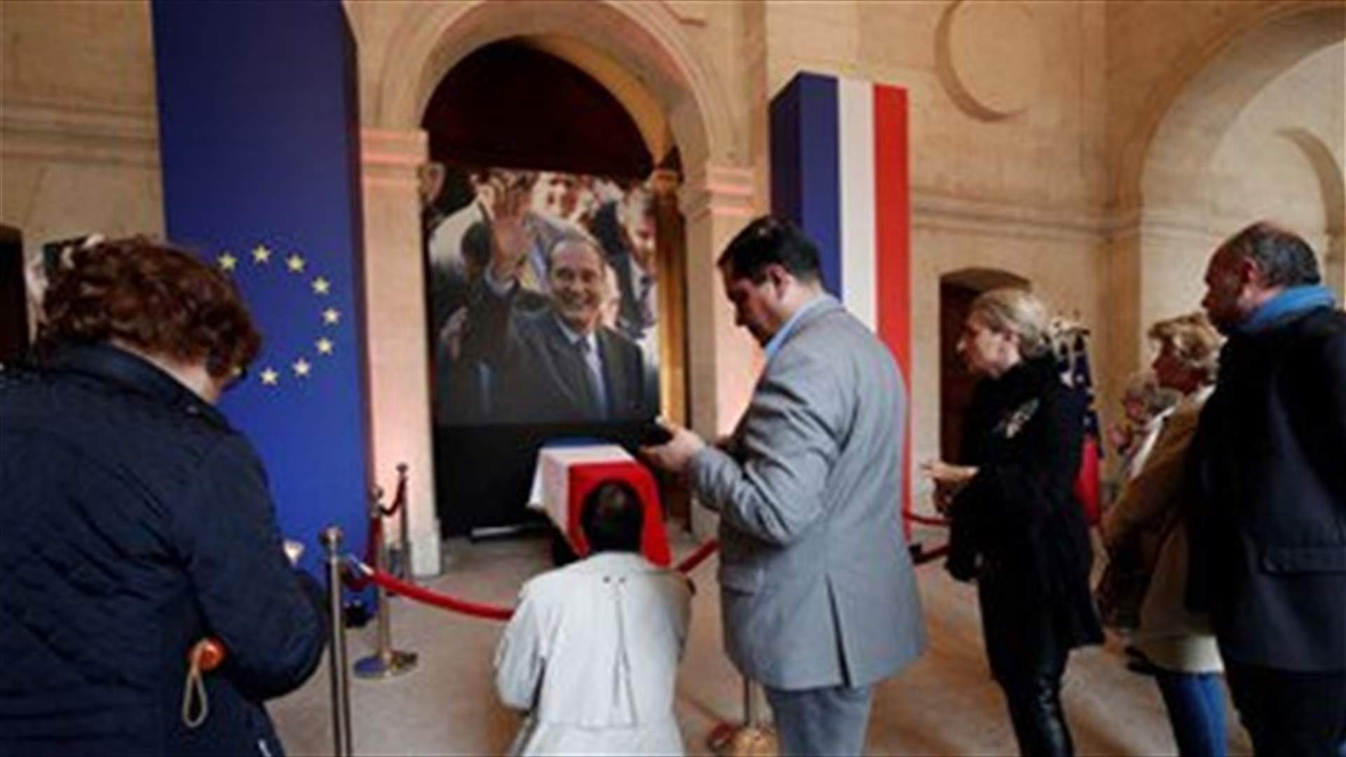 Hundreds queue in Paris to say farewell to Jacques Chirac-[PHOTOS]