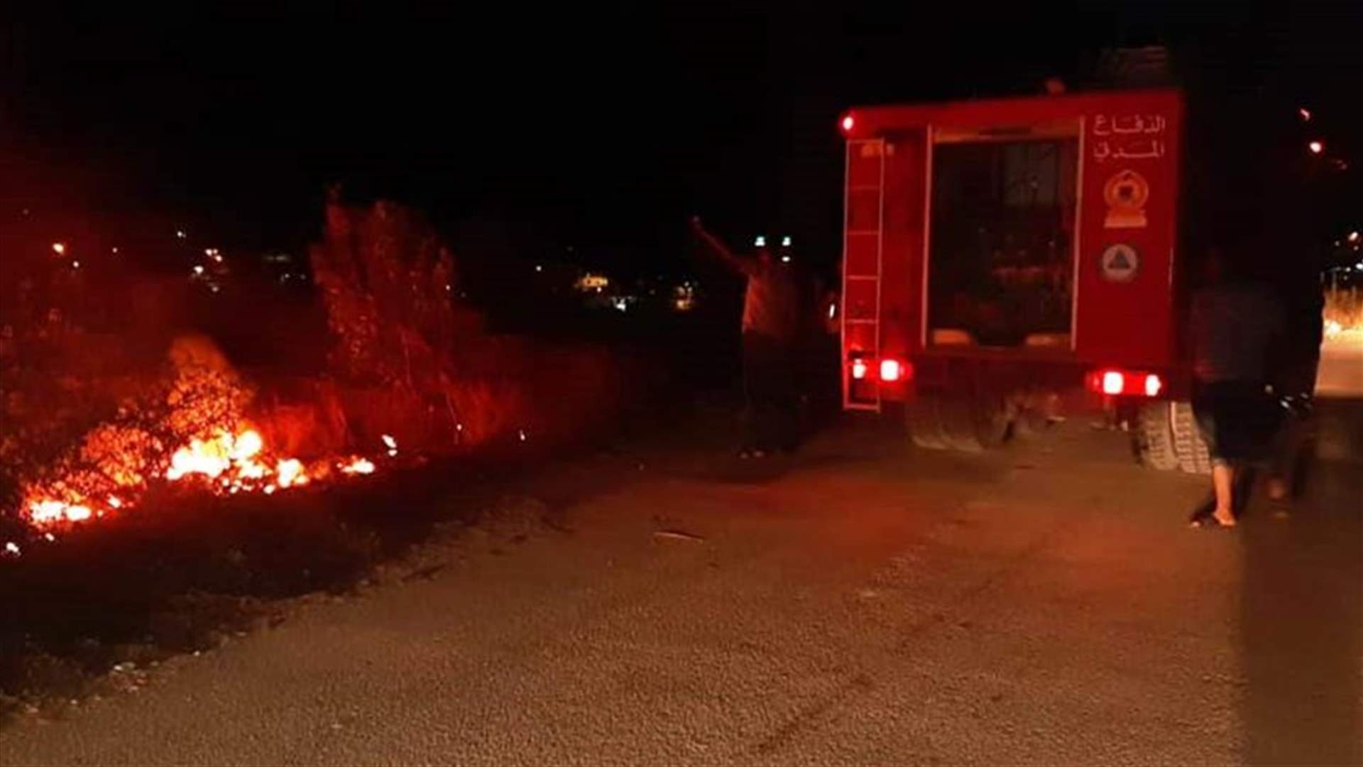مجهولون أفرغوا شاحنة محملة بالاطارات في برقايل وأشعلوها (صورة)