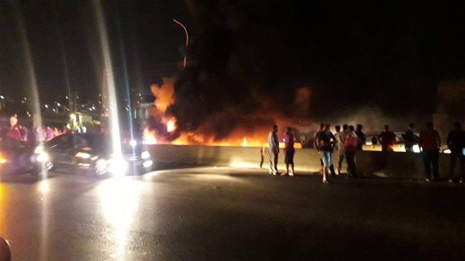 قطع اوتوستراد الجنوب عند مفرق الغازية بالاطارات المشتعلة احتجاجا على تردي الأوضاع (صور)
