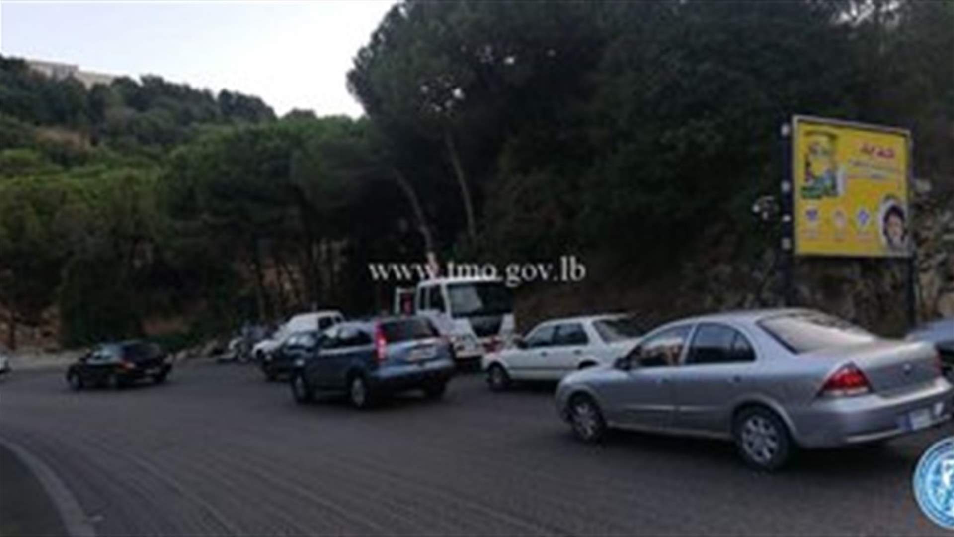 سقوط حمولة عن شاحنة على طريق عام بلونة باتجاه جعيتا (صور)