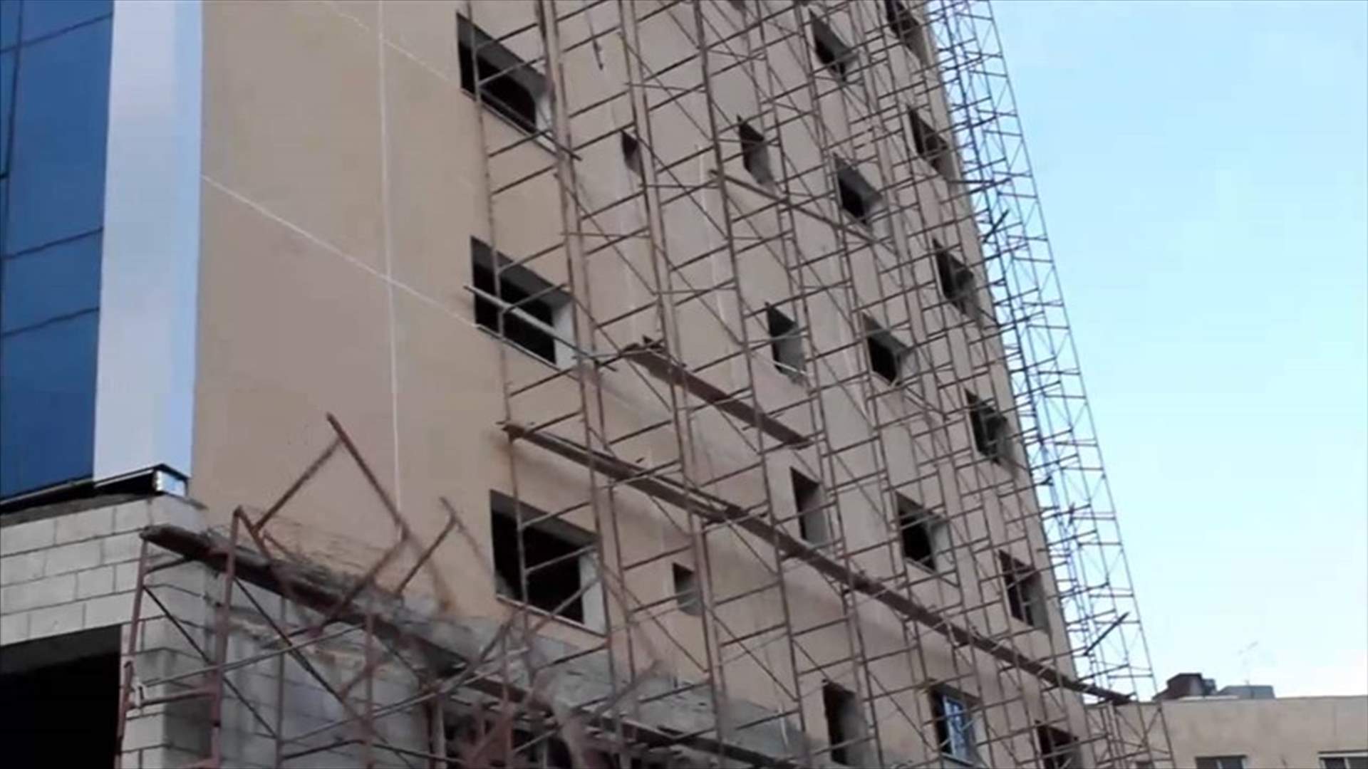 سقوط عامل سوري عن سقالة داخل مستودع في زوق مصبح...