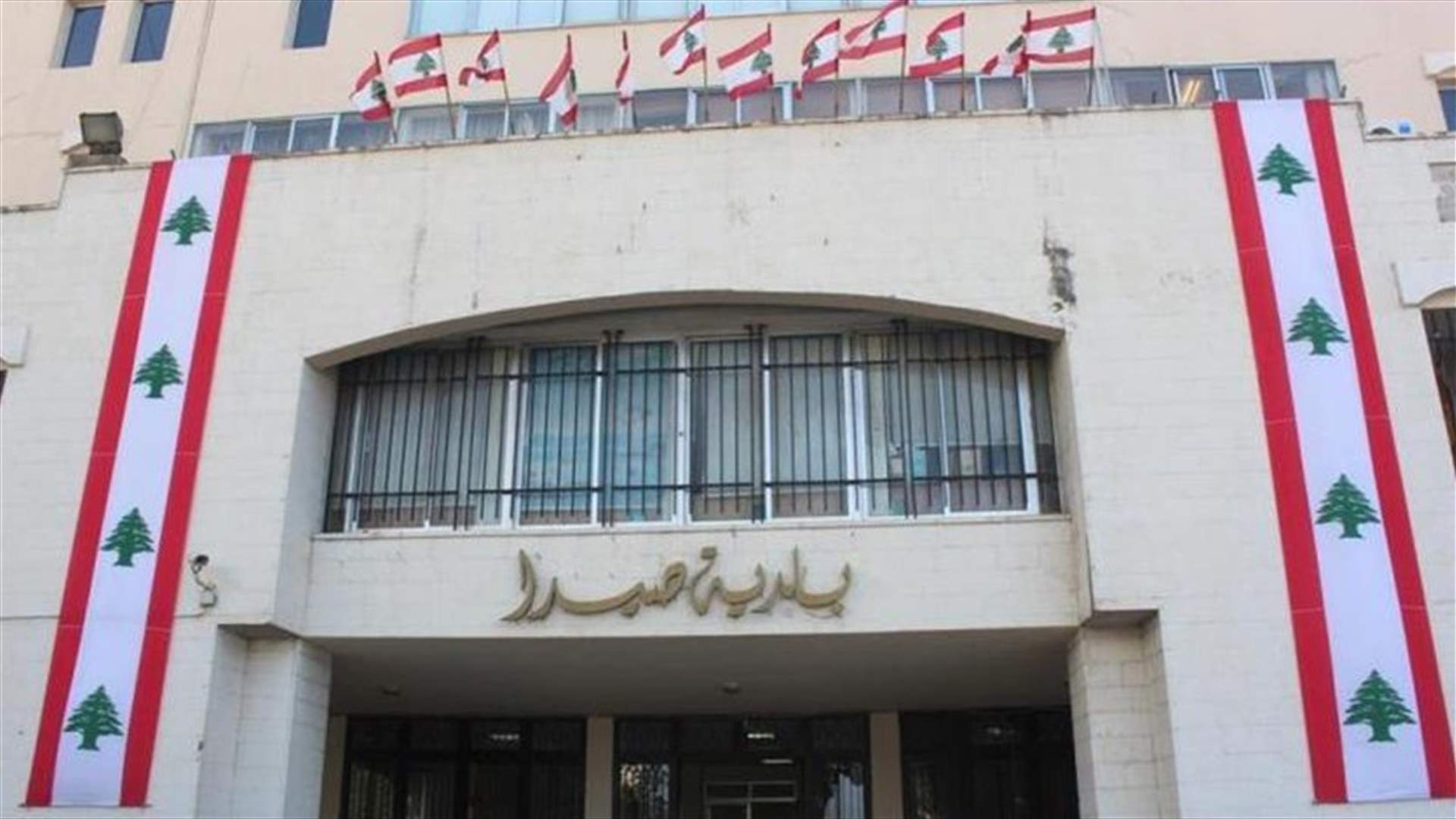 فرق طوارئ بلدية صيدا تنظف الأقنية والمجاري في الأحياء إستعدادا لفصل الشتاء