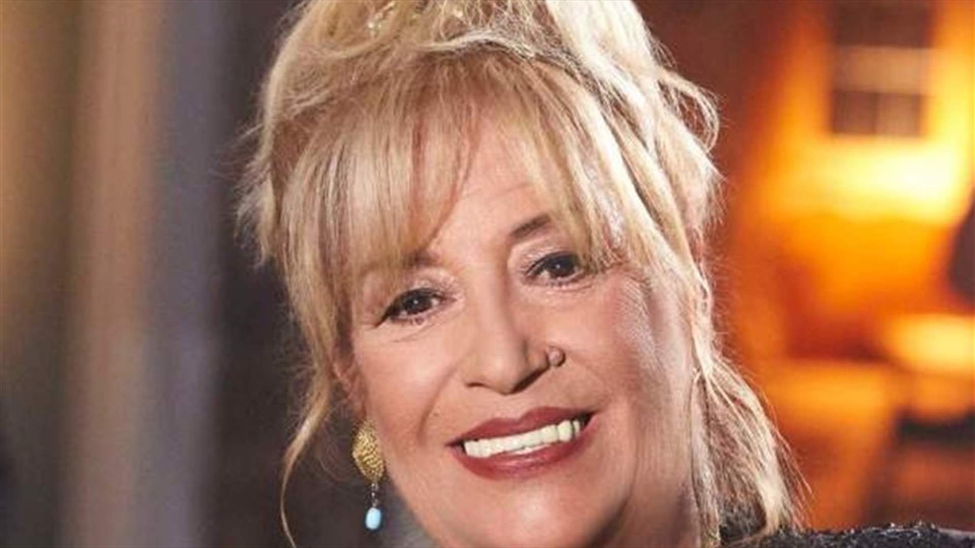 هل تعاني منى واصف قلقاً مادياً؟