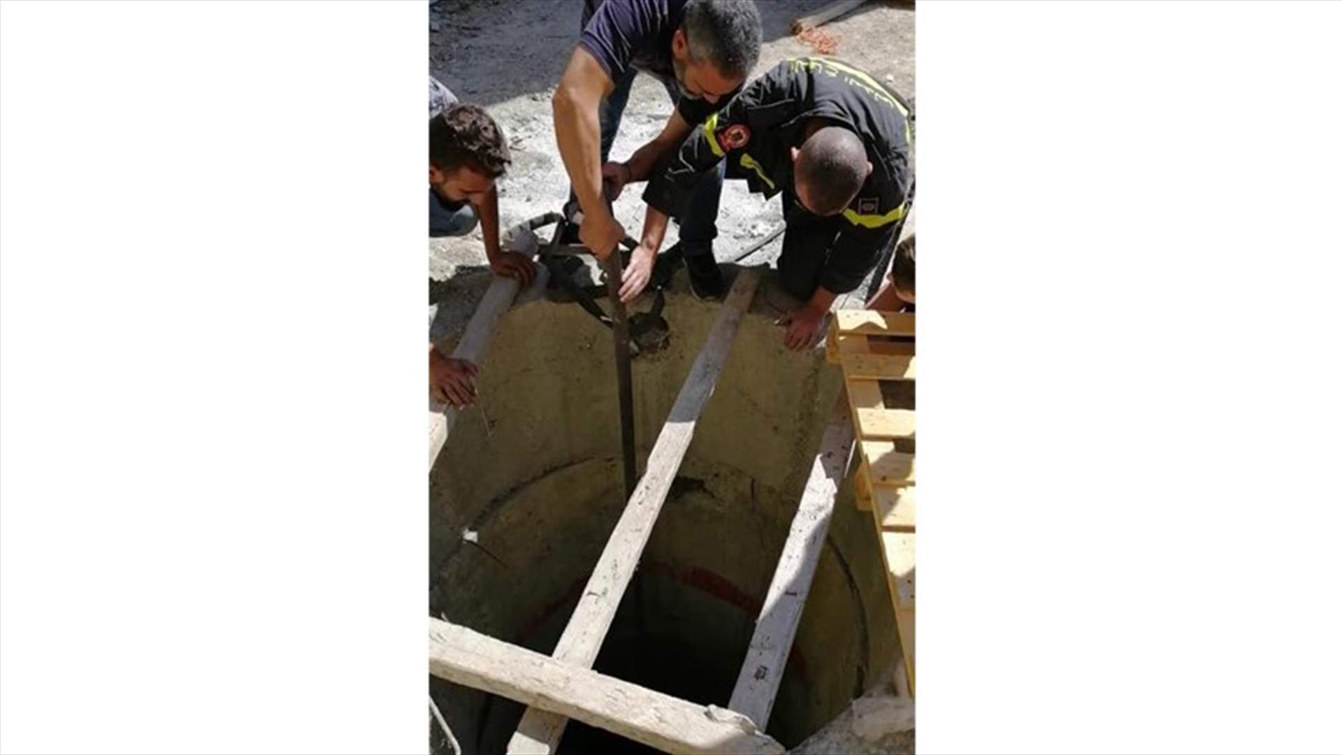 الدفاع المدني ينقذ هرّة من داخل بئر مياه في العزونيه...