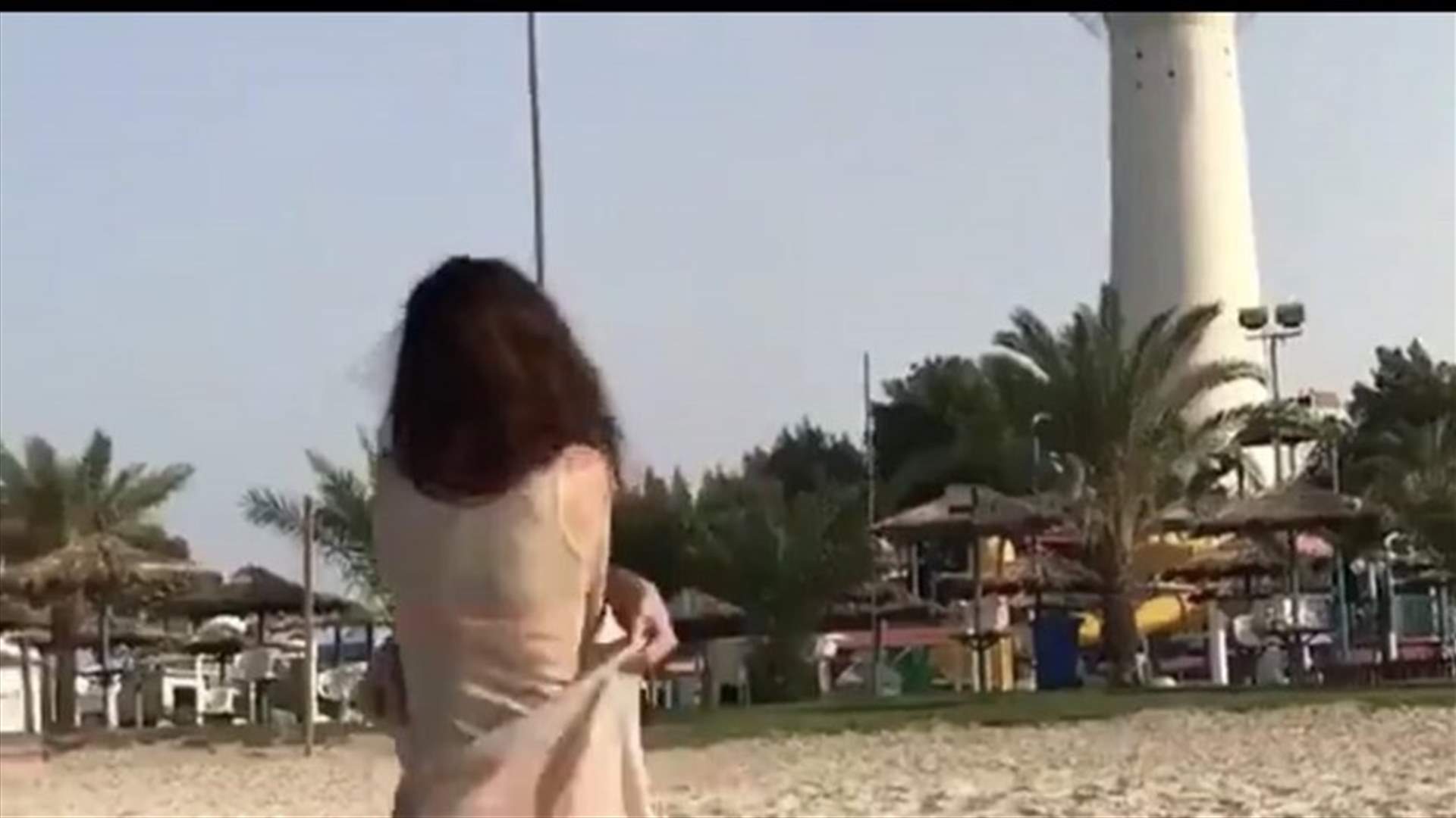 شابة تخلع ملابسها أمام أبراج الكويت وتثير غضباً عارماً