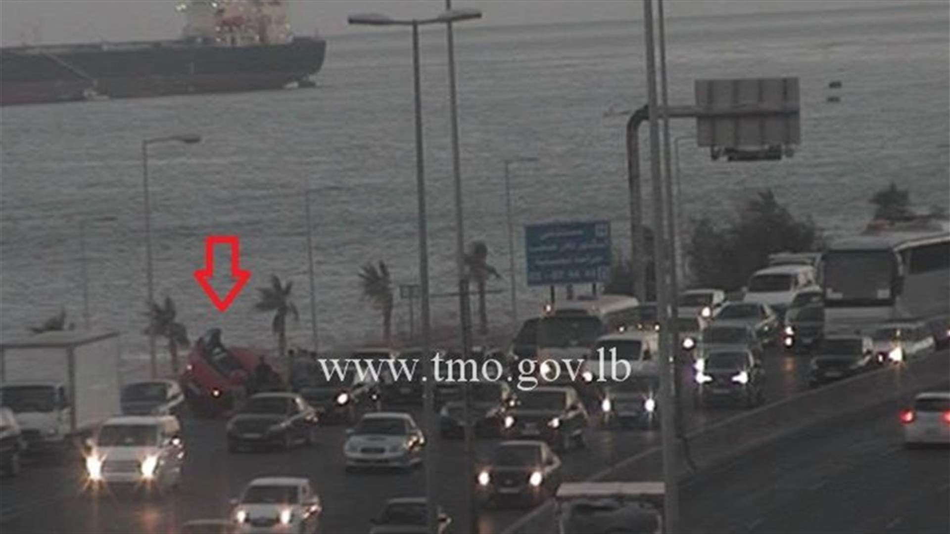 اصطدام سيارة بالفاصل الاسمنتي على اوتوستراد الضبية وسقوط جريح (صوَر)