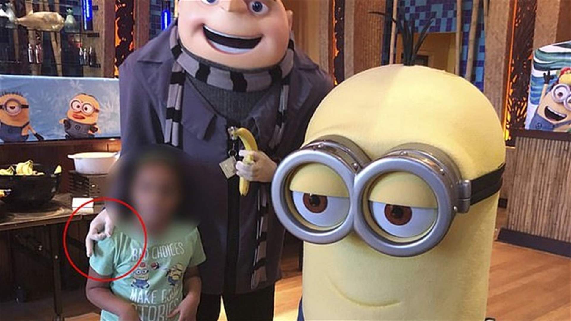 طُردَ من عمله بعد قيامه بإشارة الكراهية أثناء التقاطه صورة مع طفلة ذات بشرة سوداء!