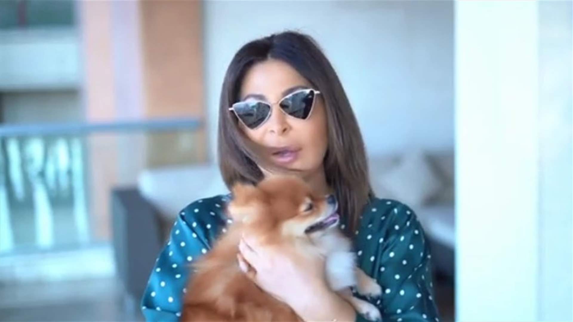 إليسا تُشوّق جمهورها باللغة الفرنسيّة في فيديو عفوي مع كلبها