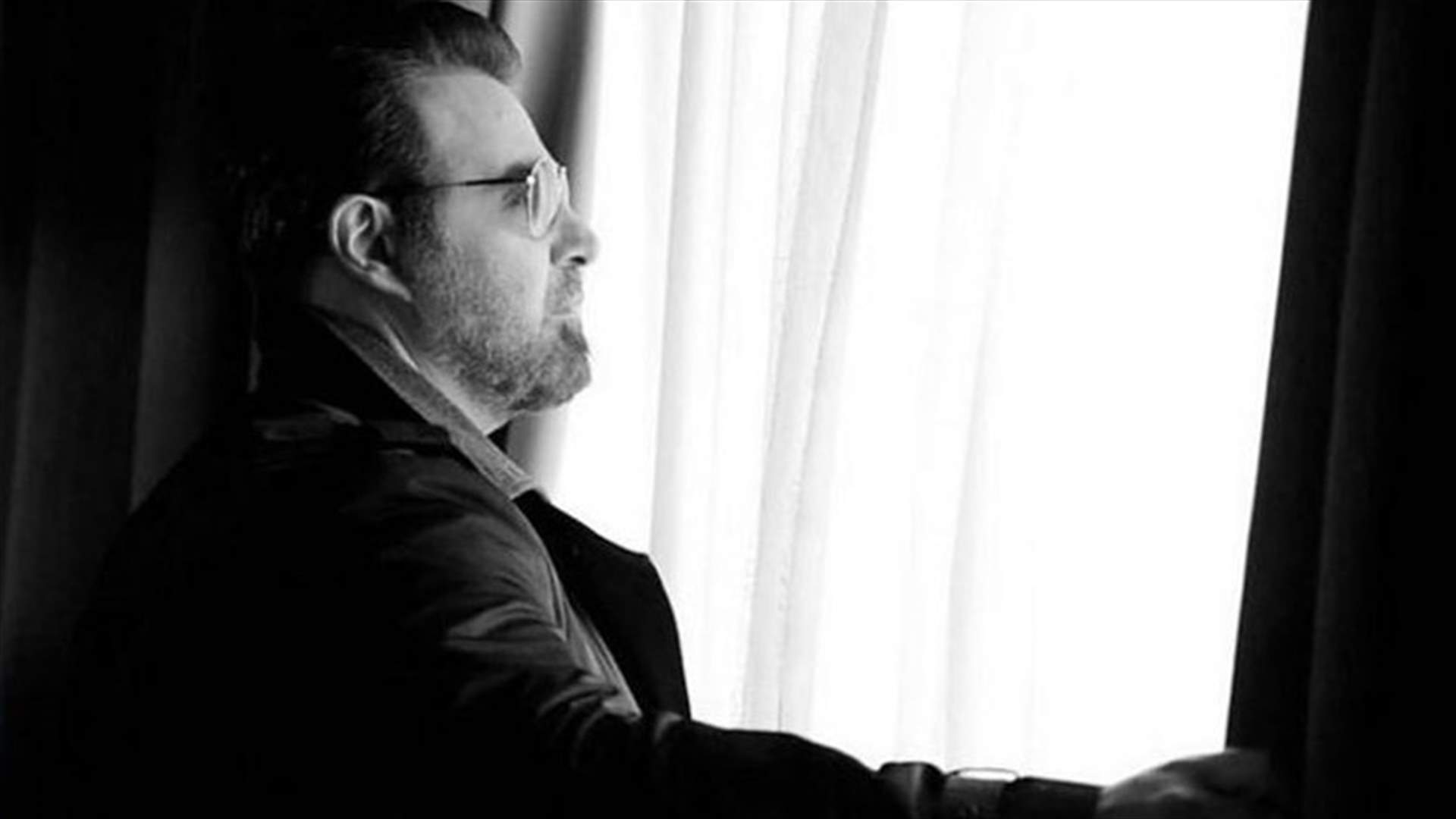 عاصي الحلاني رصدته الكاميرات بعد سقوطه عن الفرس.. هل زال التورّم عن وجهه؟