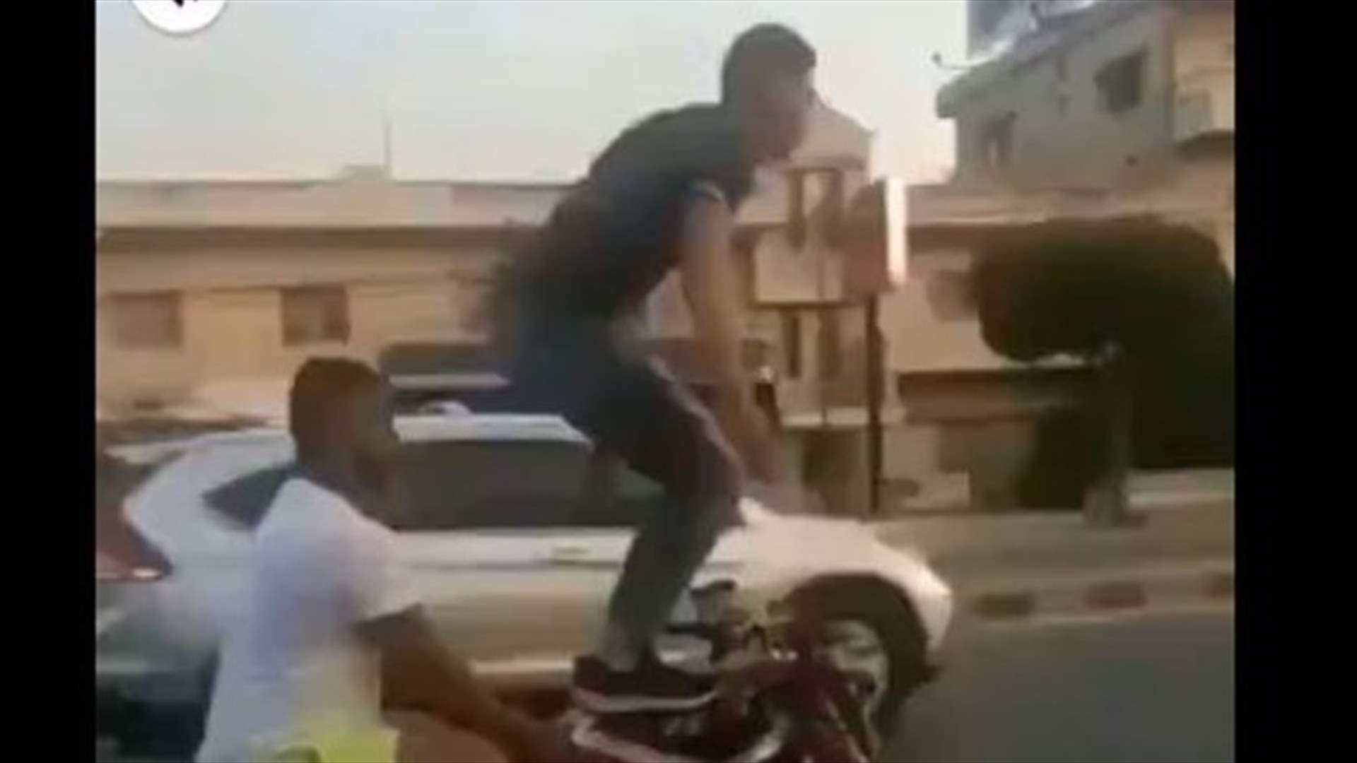 في سعدنايل البقاع... شابان يقودان الدراجة النارية بطريقة جنونية (فيديو)