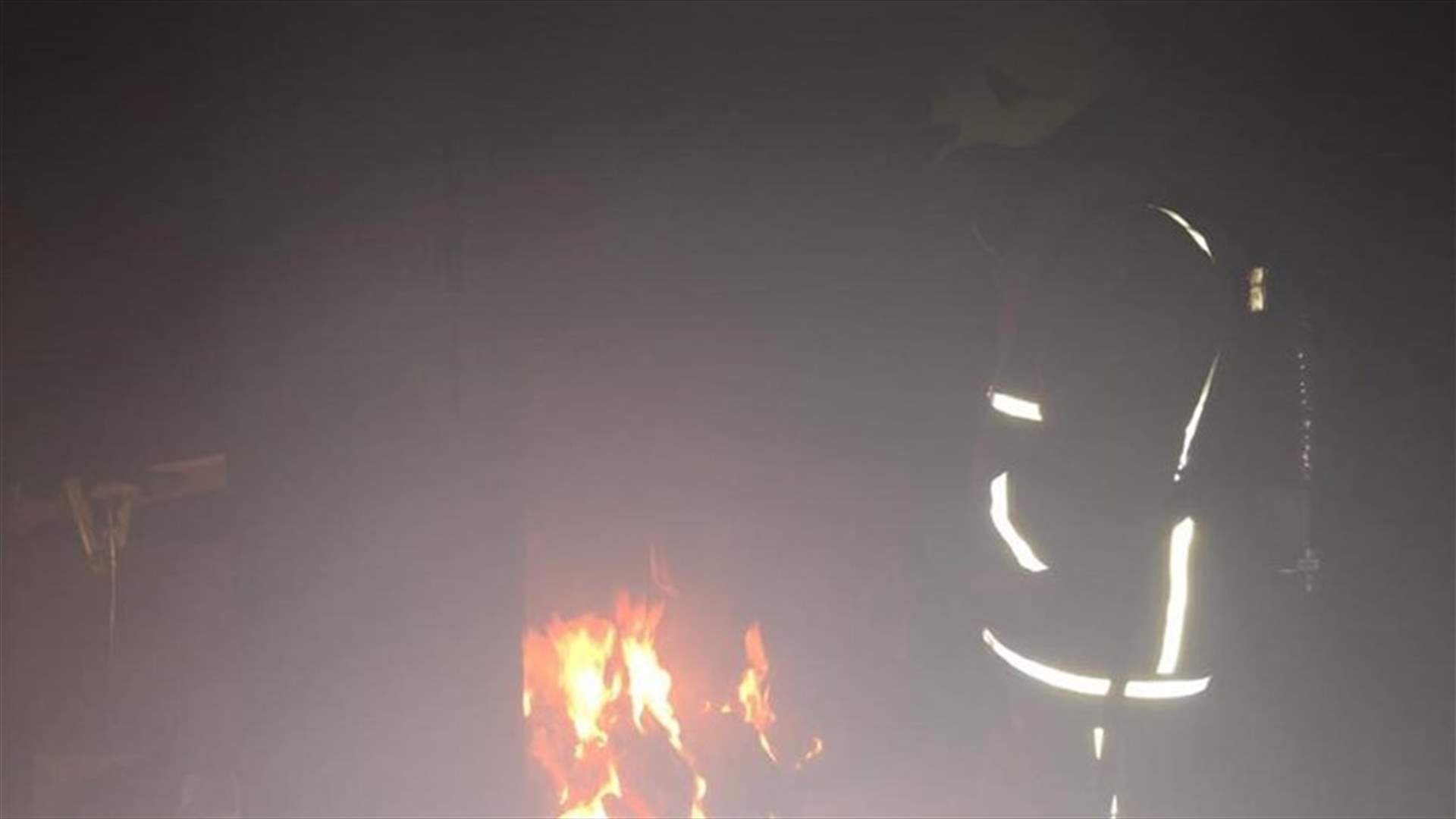 اخماد حريق داخل معمل للخياطة في برج البراجنة... وانقاذ عامل (صور)