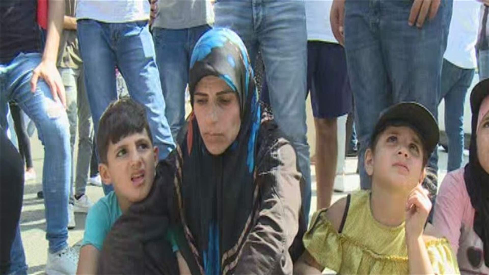 سيدة تهدد بحرق نفسها في رياض الصلح...ما هو مطلبها؟ (فيديو)