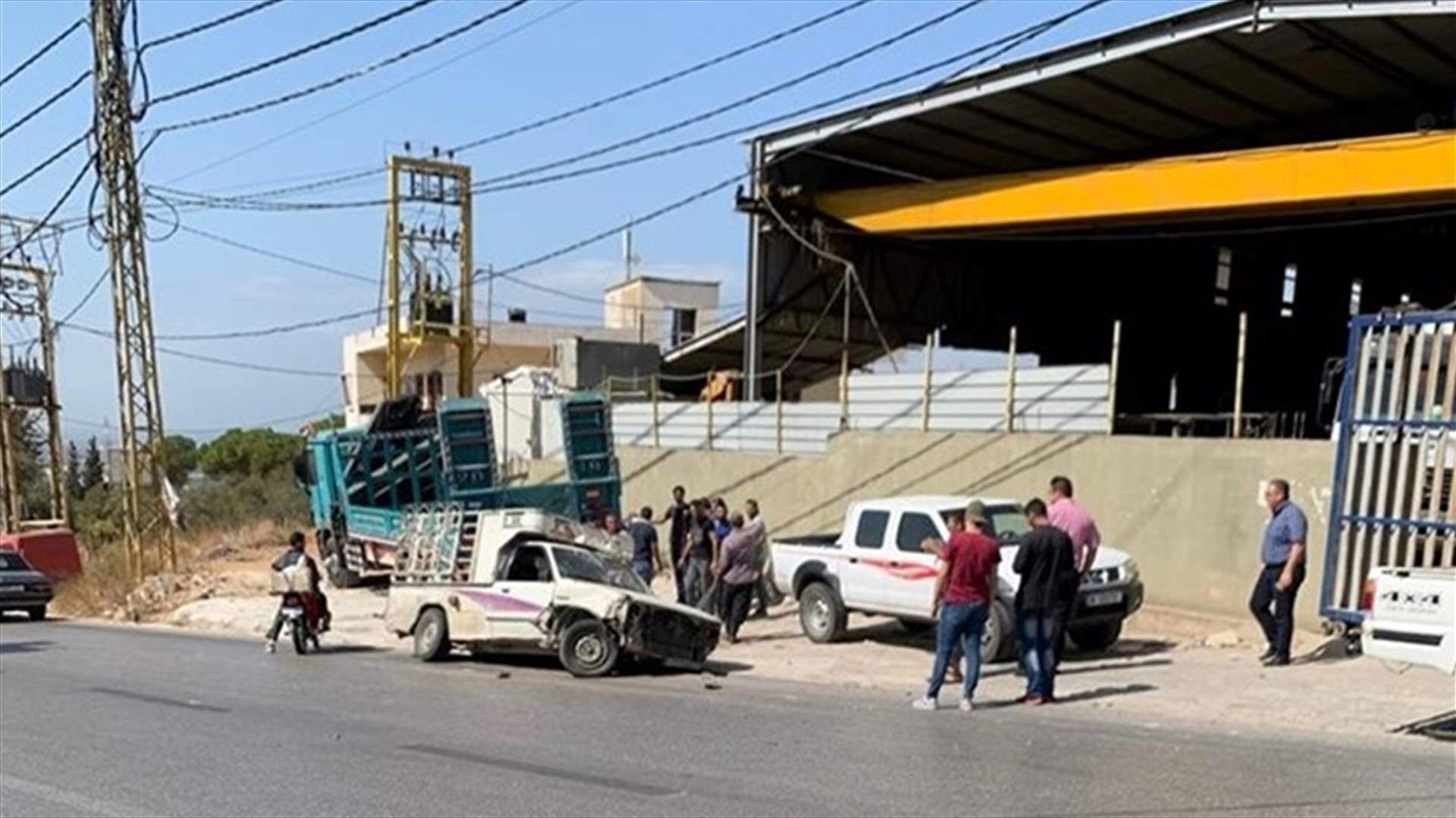جريح نتيجة انحراف شاحنة وسقوطها في قناة مياه على طريق الضنية