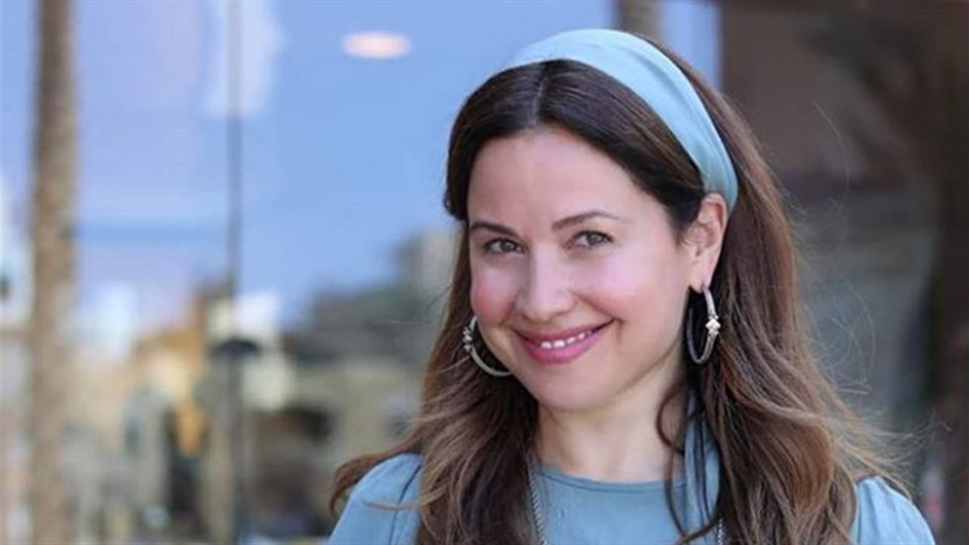 إبنة ريا أبي راشد تختبئ تحت فستانها وتُشعل الإنترنت بأكثر من 700 ألف مشاهدة (فيديو)