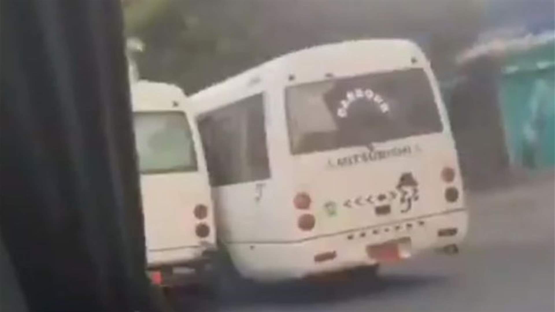 سباق بين باصين على اوتوستراد الدورة (فيديو)