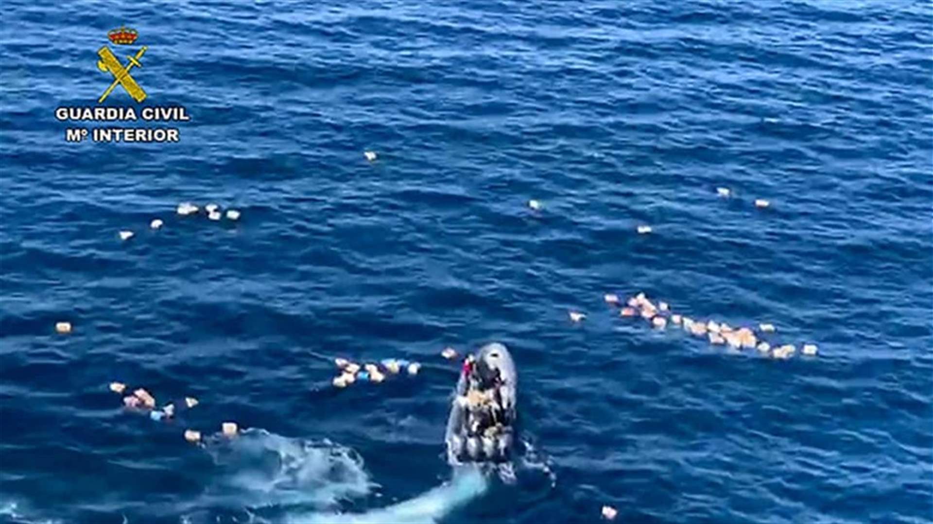 بعد مطاردة عنيفة... مهربو مخدرات ينقذون ثلاثة شرطيين من الغرق