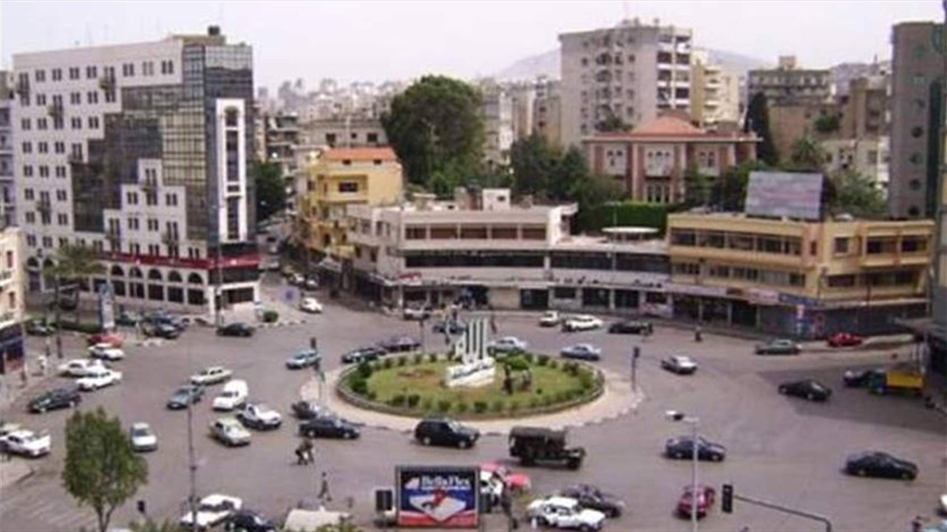 في طرابلس... أب يحمل ابنته على ظهره ويقود دراجة نارية (صورة)