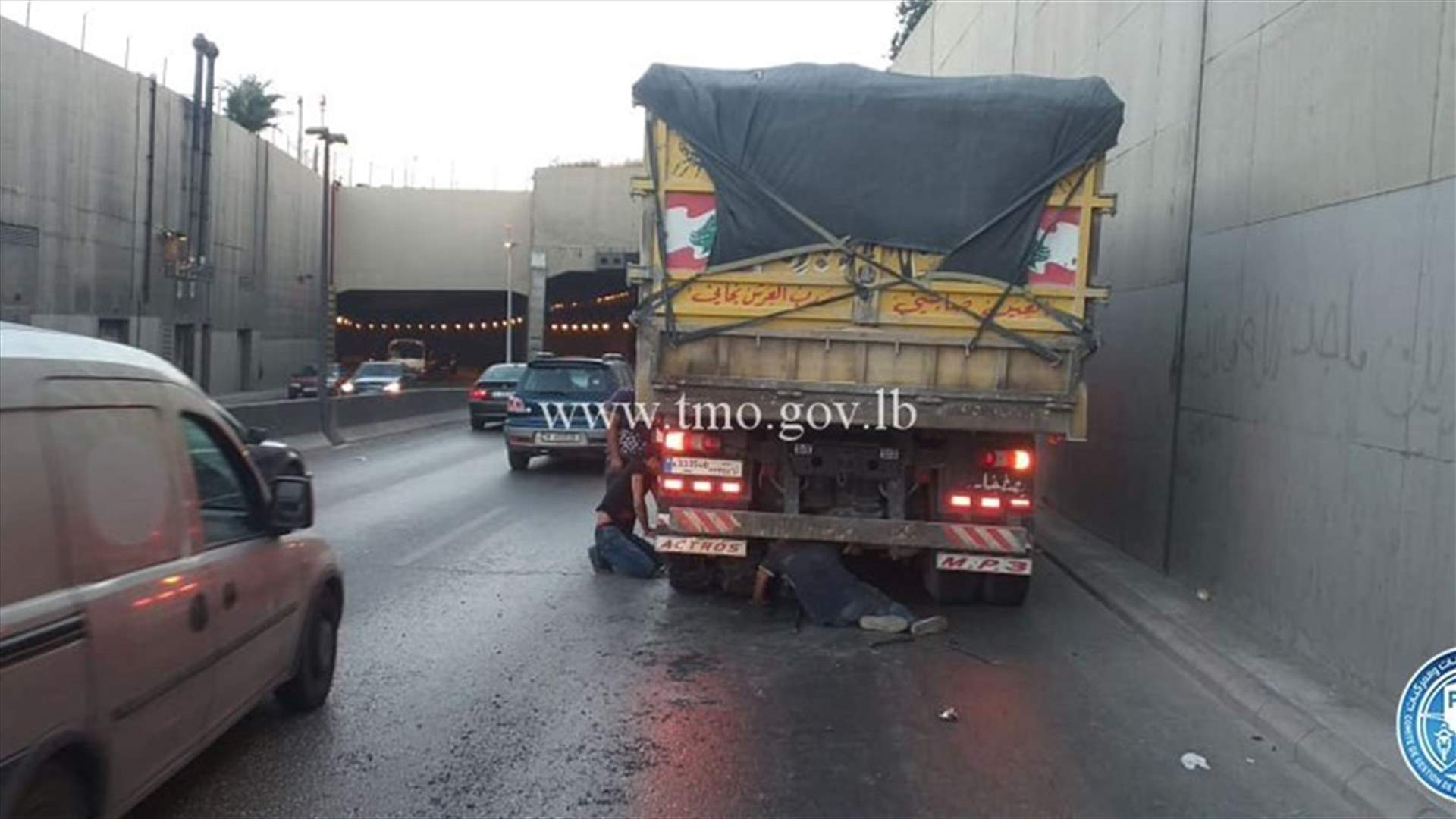 تعطل شاحنة داخل أنفاق المطار وزحمة سير في المحلة (صوَر)