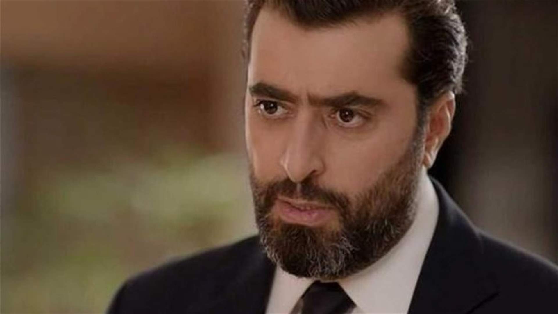والدا باسم ياخور يزورانه في موقع التصوير.. مفاجأة كشفت عن الشبه بينه وبين والده (صورة)