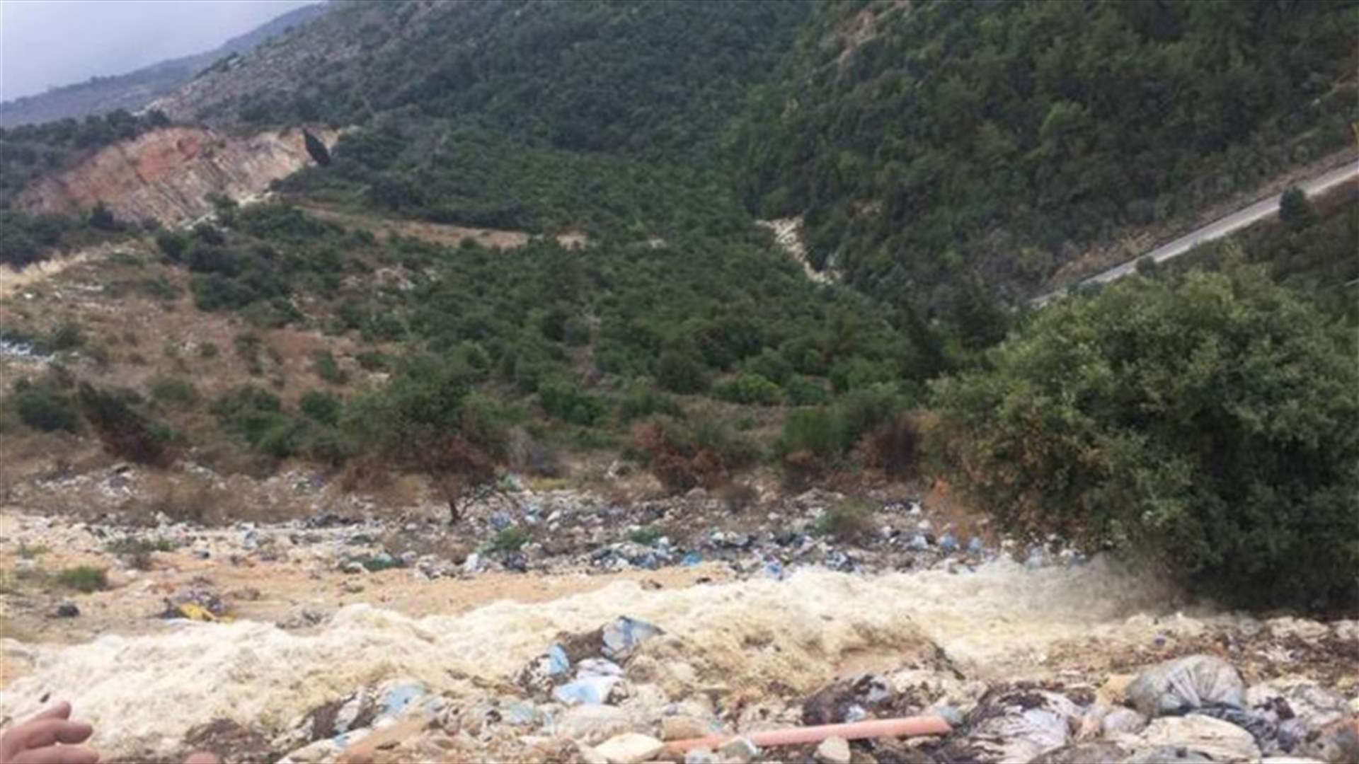 مجهولون يرمون مخلفات دجاج على طريق بخعون ـ بيت زود في الضنية (صورة)