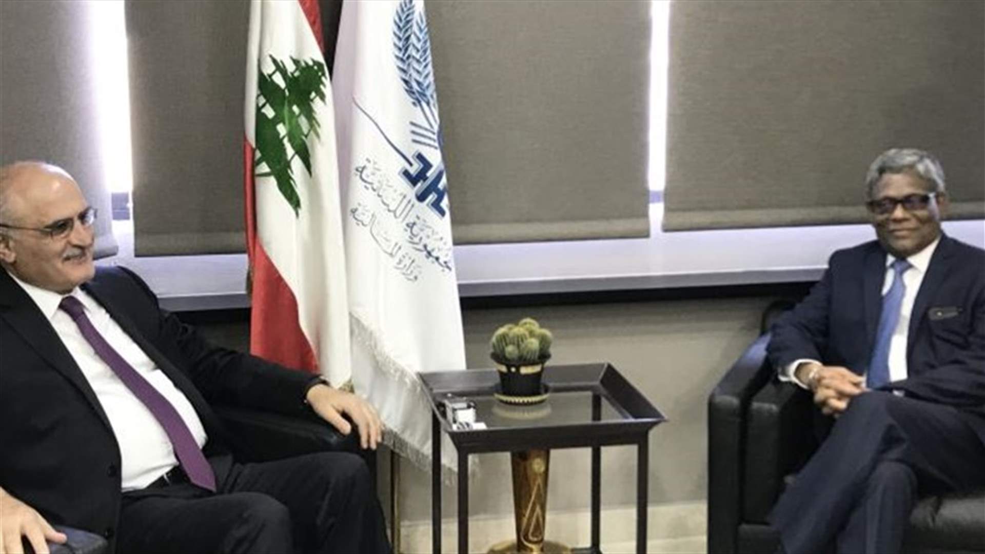 وزير المال يلتقي مسؤولين من البنك الدولي