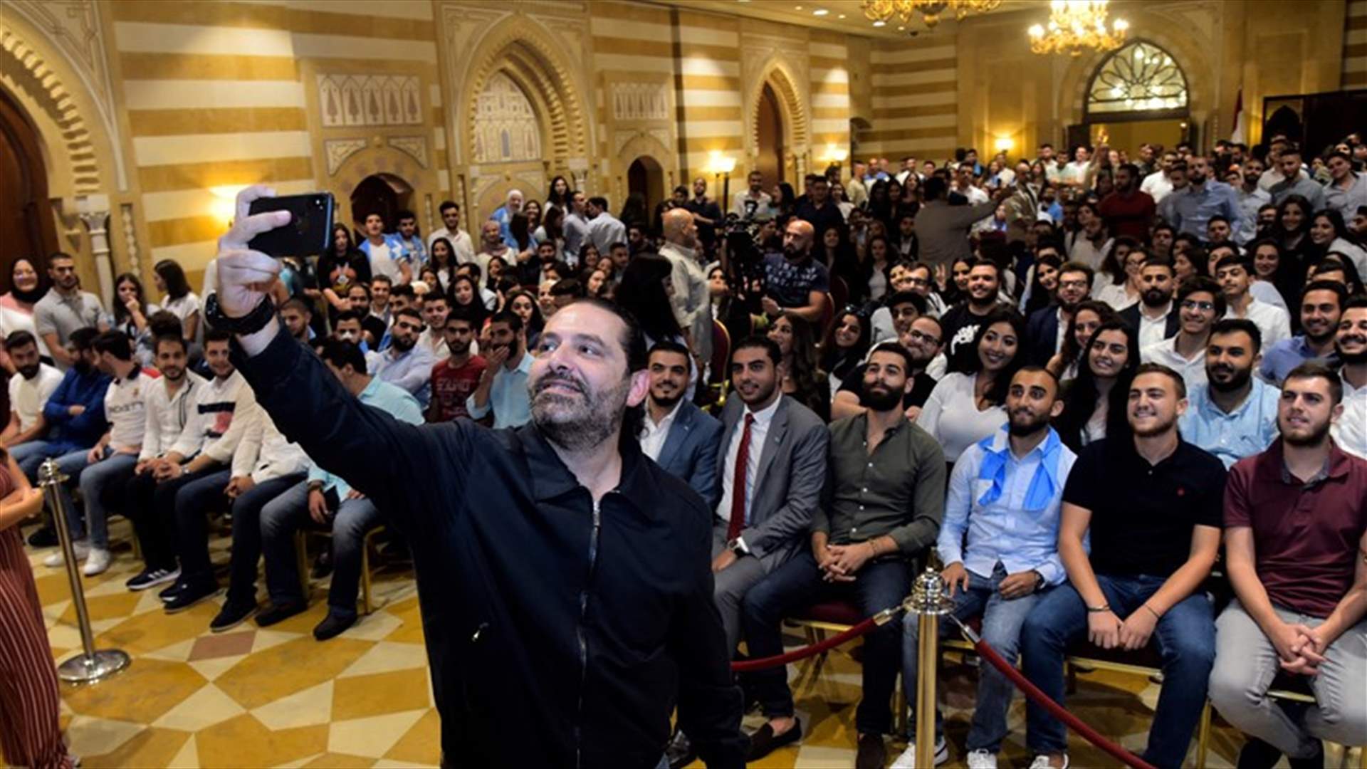 الحريري أمام وفد من طلاب &quot;تيار المستقبل&quot;: الأمور لا سيما الاقتصادية ستتحلحل بوقوف الأصدقاء الى جانبنا