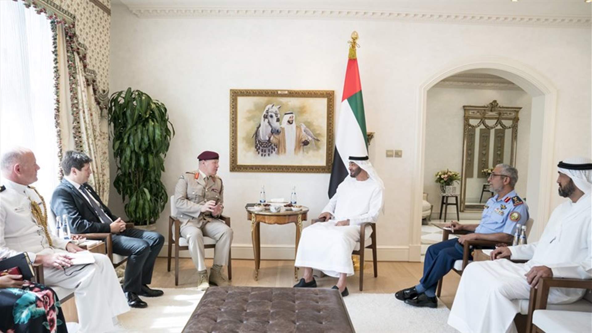 ولي عهد أبوظبي بحث التعاون الدفاعي مع مسؤول بريطاني