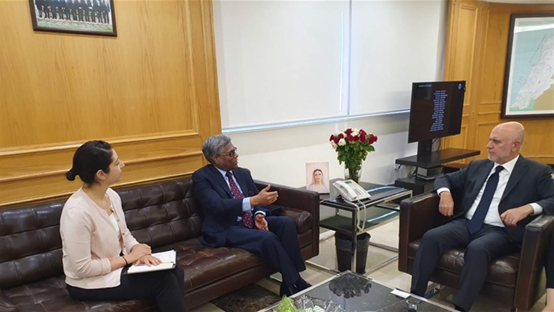فنيانوس عرض مع وفد من الميغا مشاريع توسعة المطار والمرافىء والنقل العام