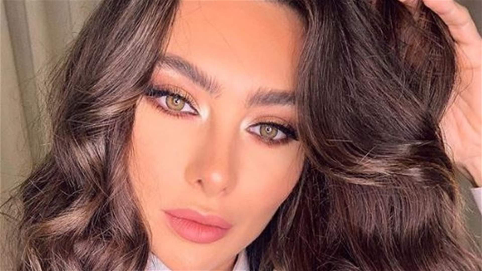 ستيفاني صليبا تدعم العملة اللبنانية بإطلالة &quot;الليرة&quot; (صور)