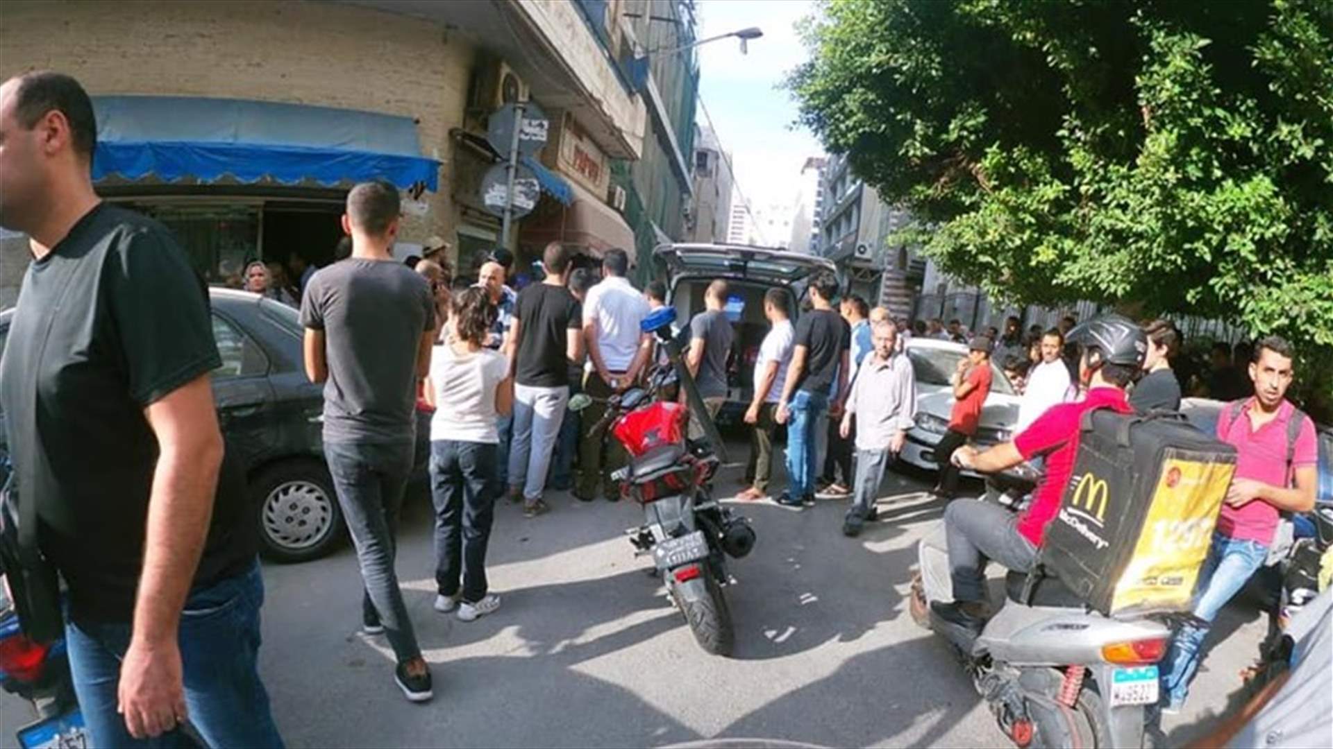 جريح بانهيار &quot;سقالة&quot; حديدية في الحمرا... والدفاع المدني يتدخل عبر الـMoto Ambulane