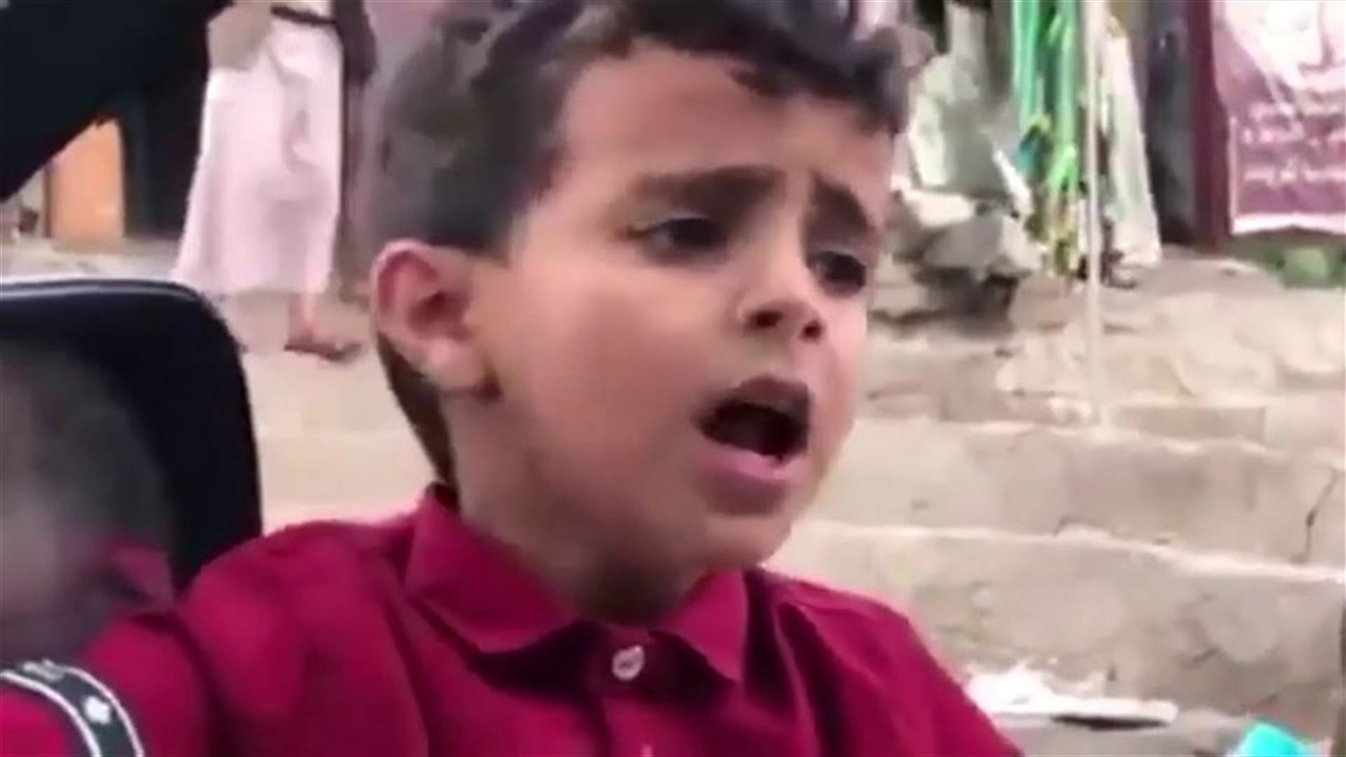 الطفل اليمني &quot;بائع الماء&quot; يصل إلى لبنان.. من تبنّى موهبته؟ (فيديو)